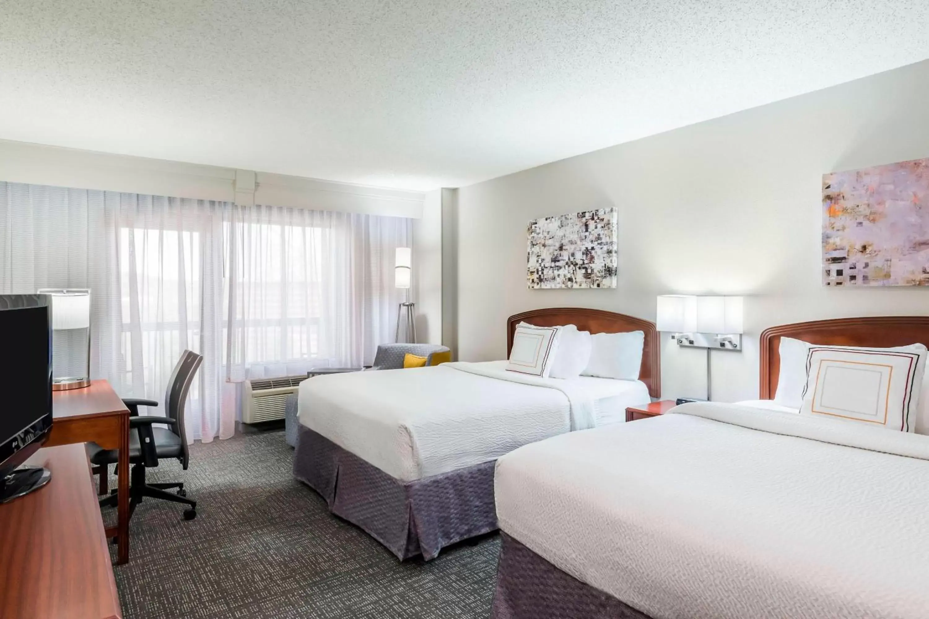 Photo of the whole room, Bed in Courtyard by Marriott Chattanooga Downtown