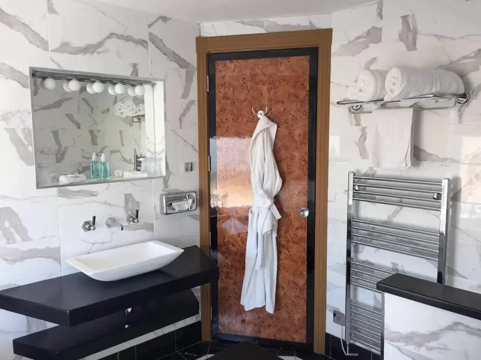Shower, Bathroom in Pier Hotel