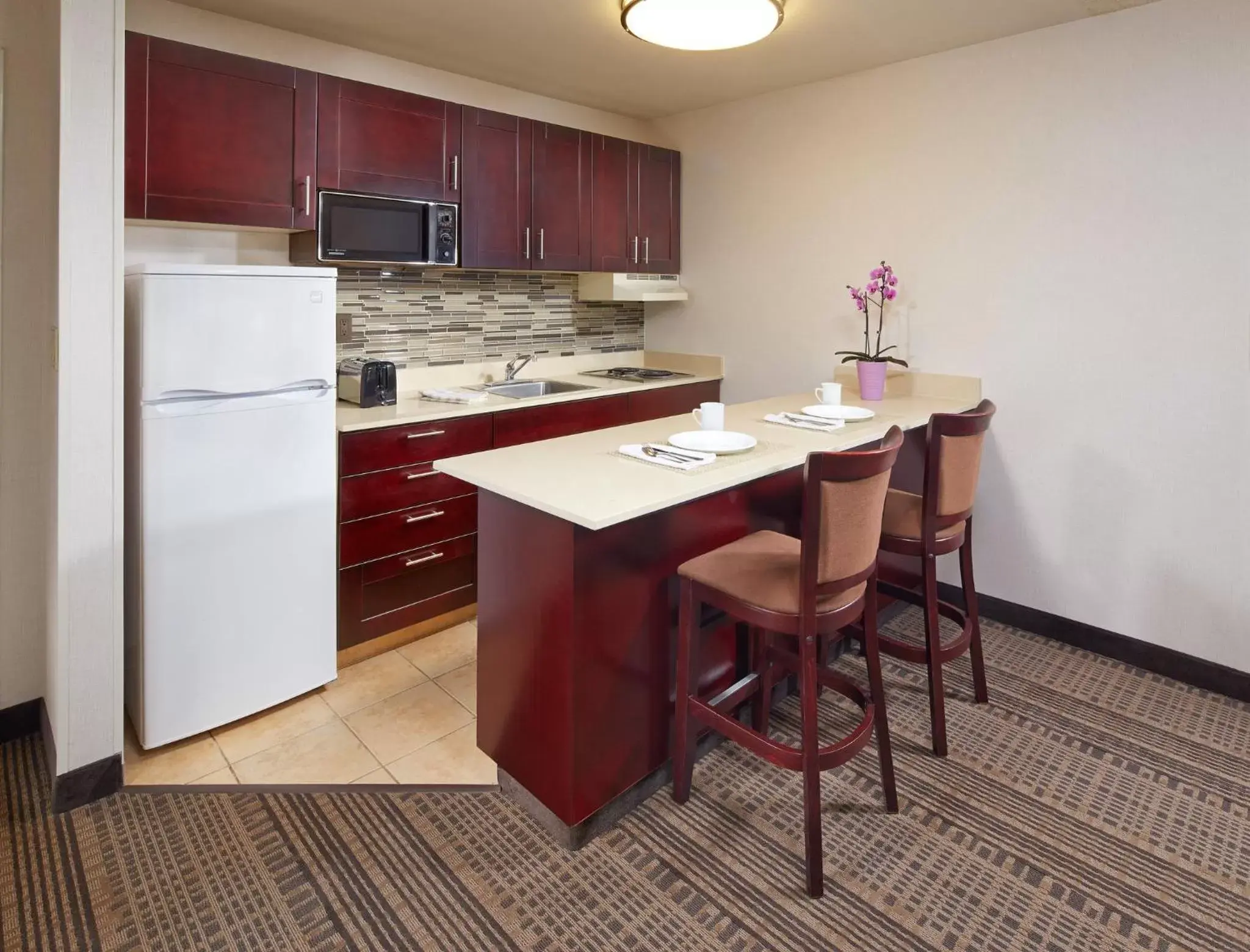 Photo of the whole room, Kitchen/Kitchenette in Holiday Inn & Suites Santa Maria, an IHG Hotel