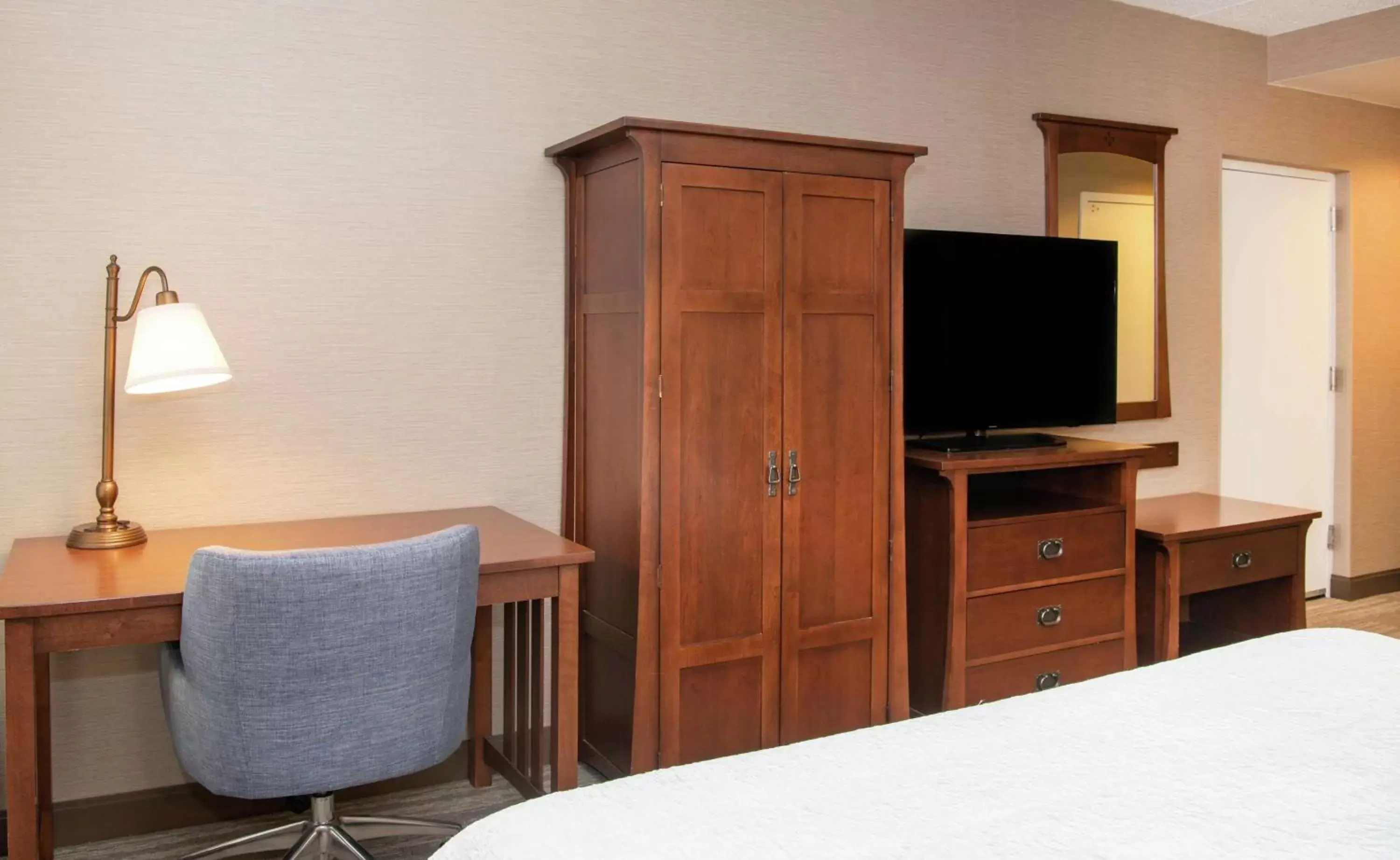 Living room, TV/Entertainment Center in Hampton Inn & Suites Rochester/Victor