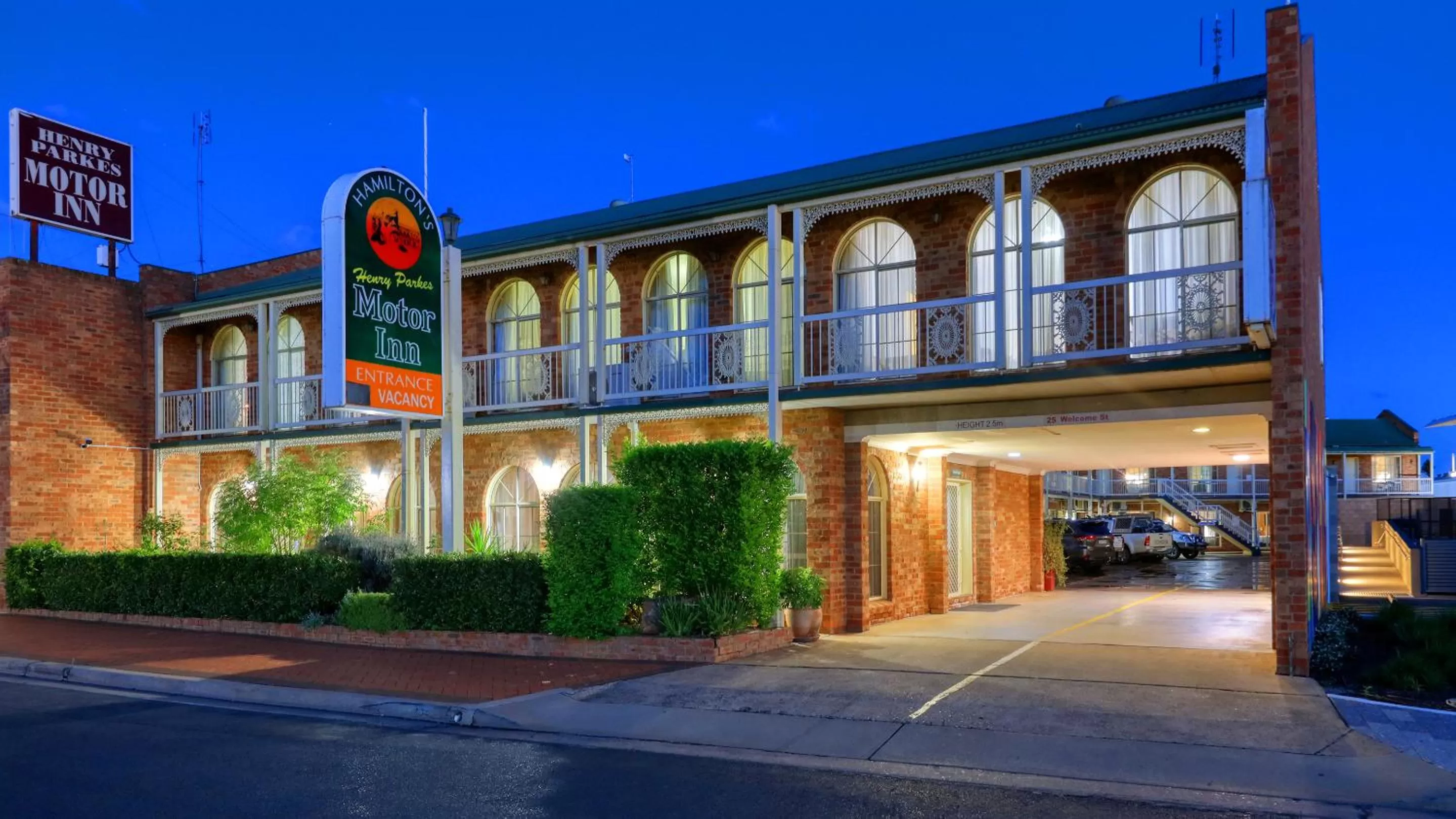 Property building in Hamilton Henry Parkes Motor Inn