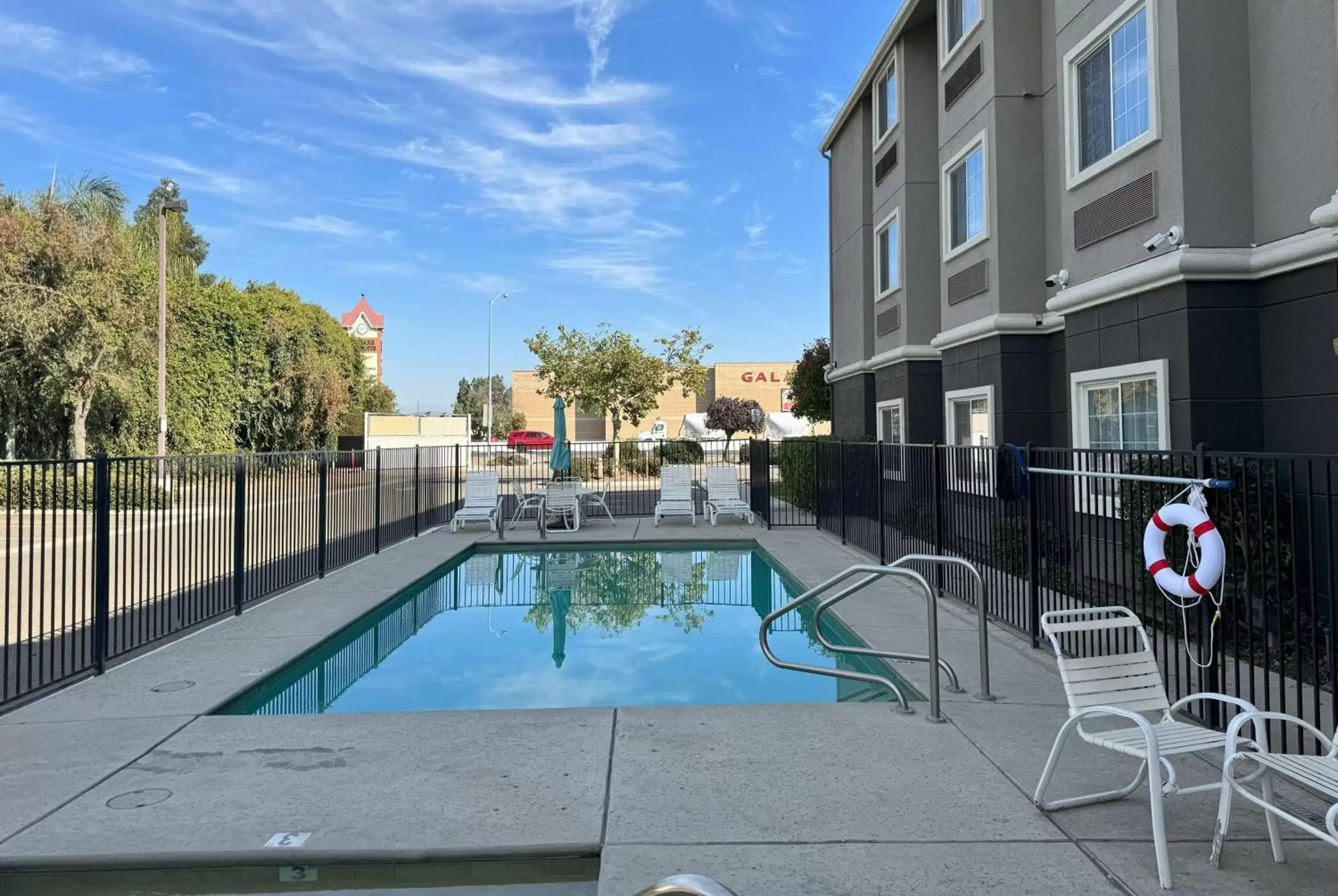 Pool view, Swimming Pool in La Quinta Inn & Suites by Wyndham Tulare