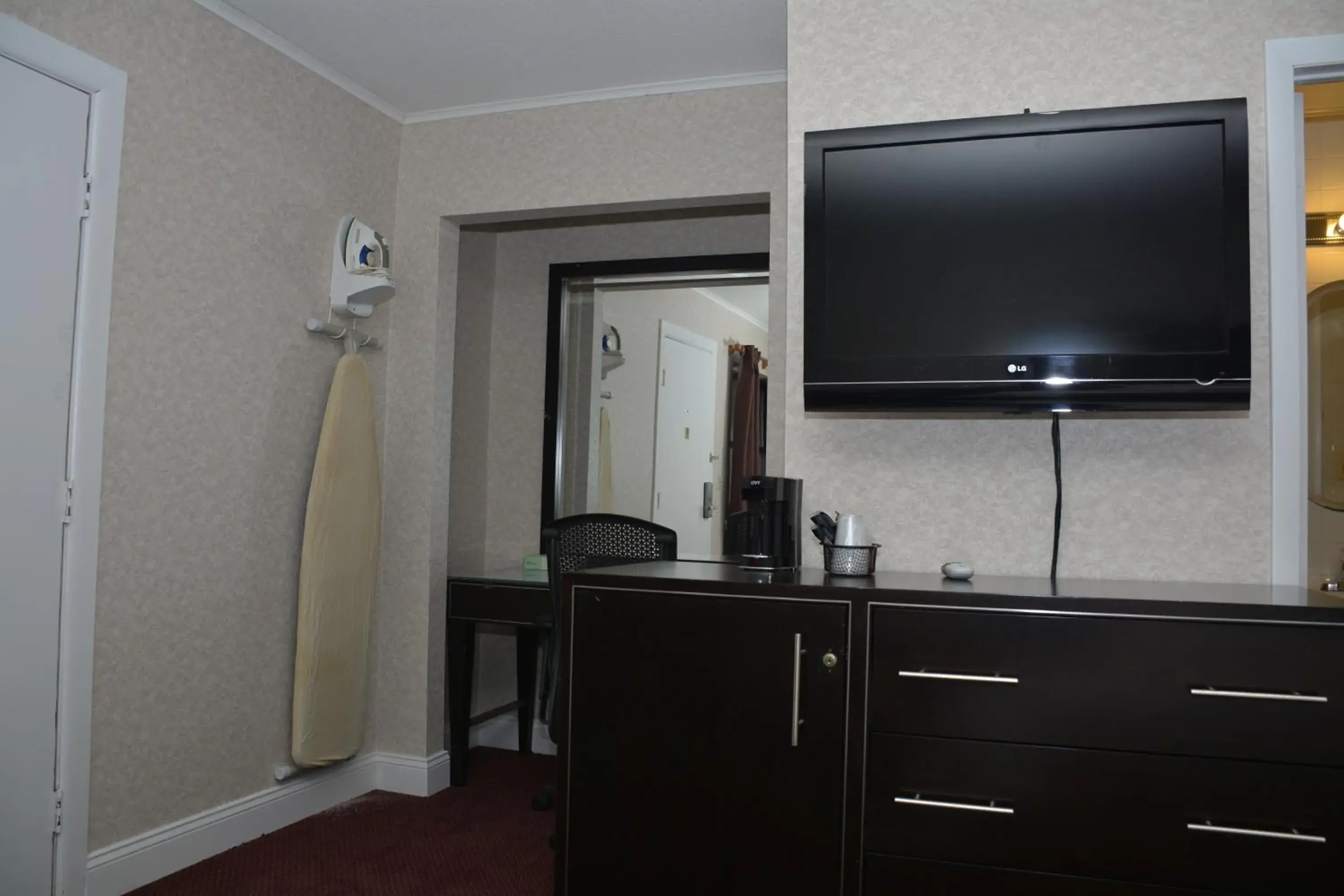 Bedroom, TV/Entertainment Center in Atlantic Inn and Suites - Wall Township