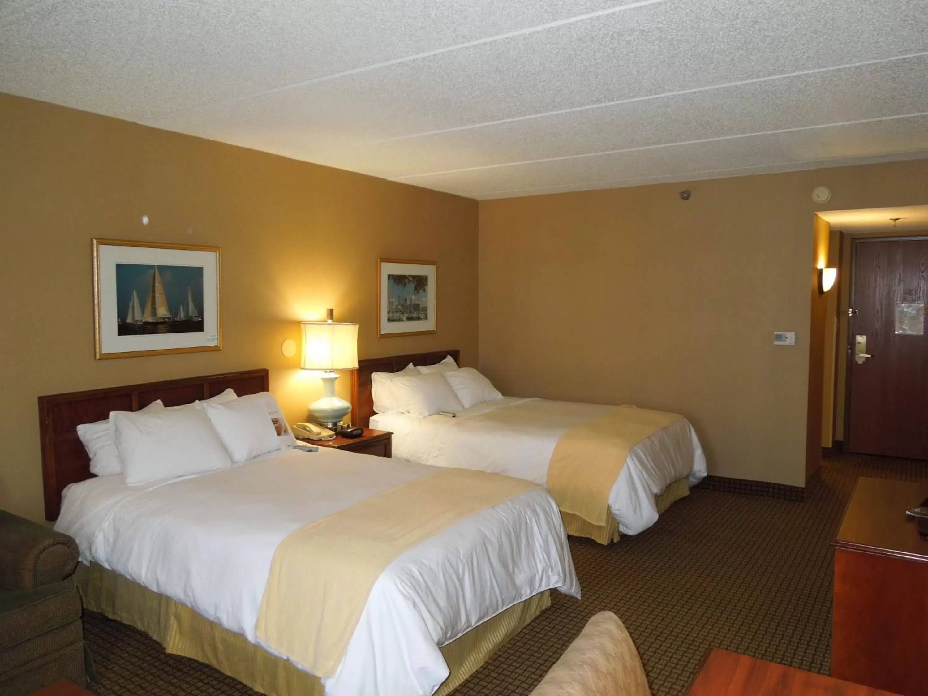 Bedroom, Bed in Radisson Cleveland Airport