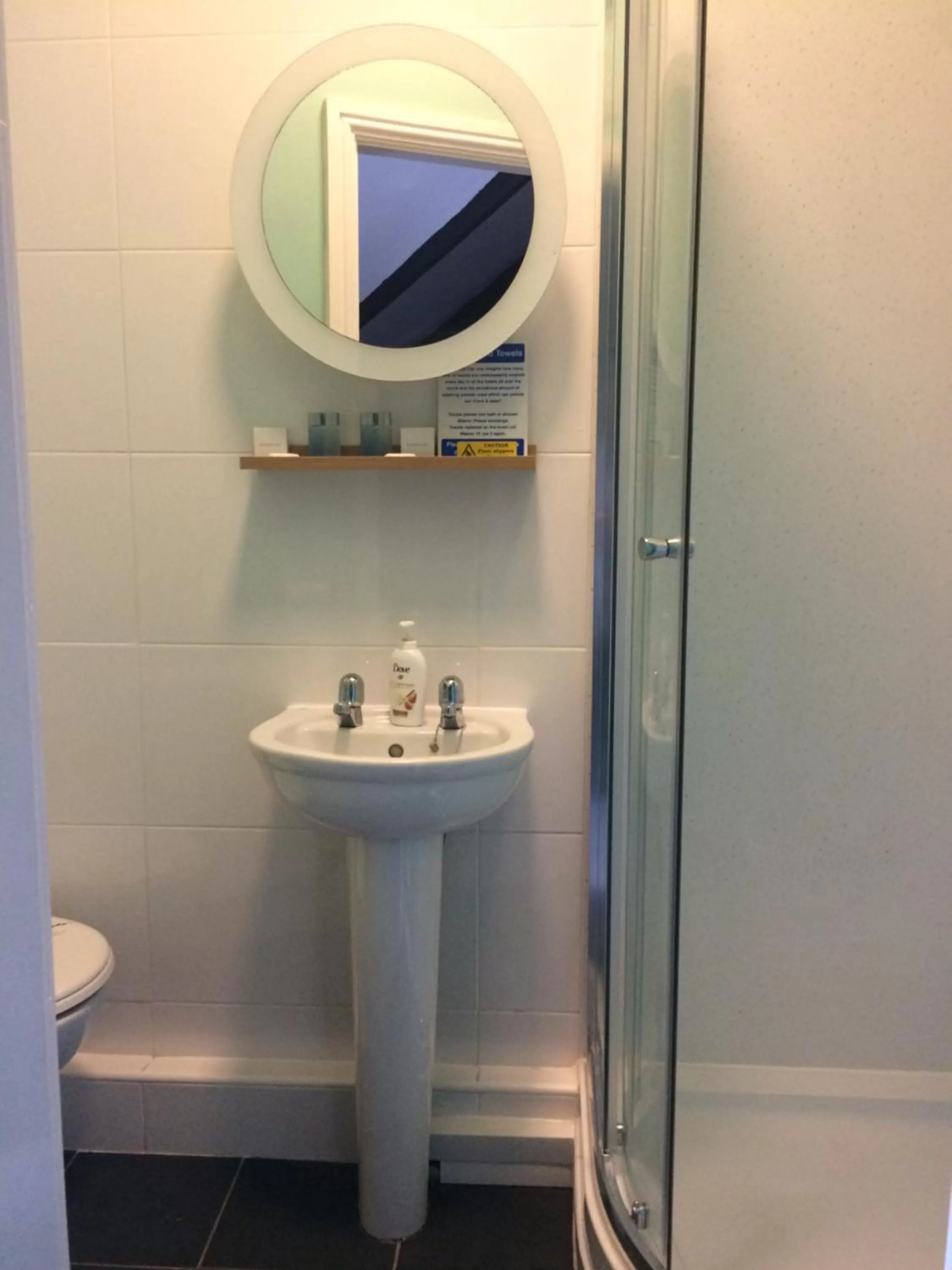 Shower in The Whittington and Cat