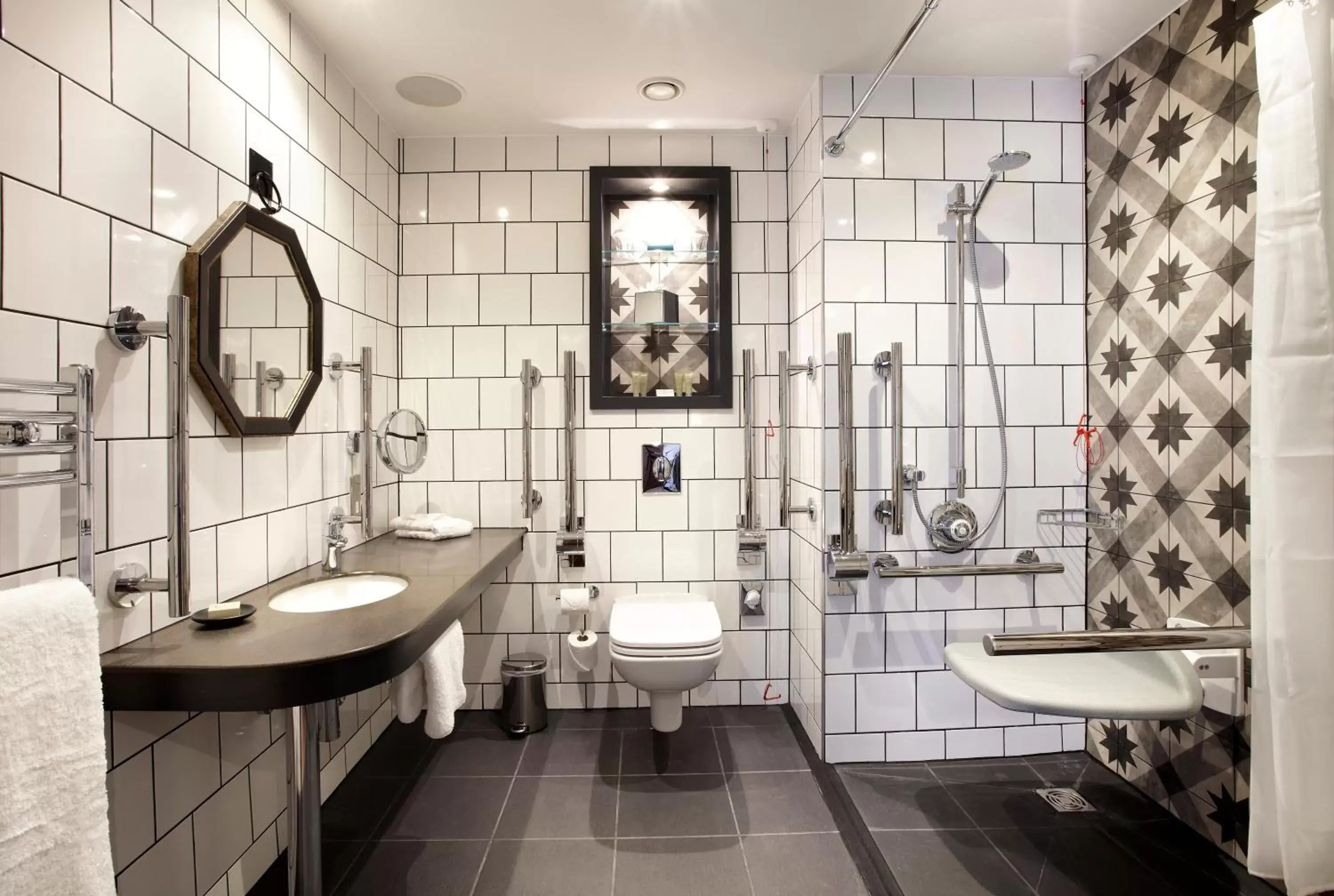 Photo of the whole room, Bathroom in Hotel Indigo York, an IHG Hotel
