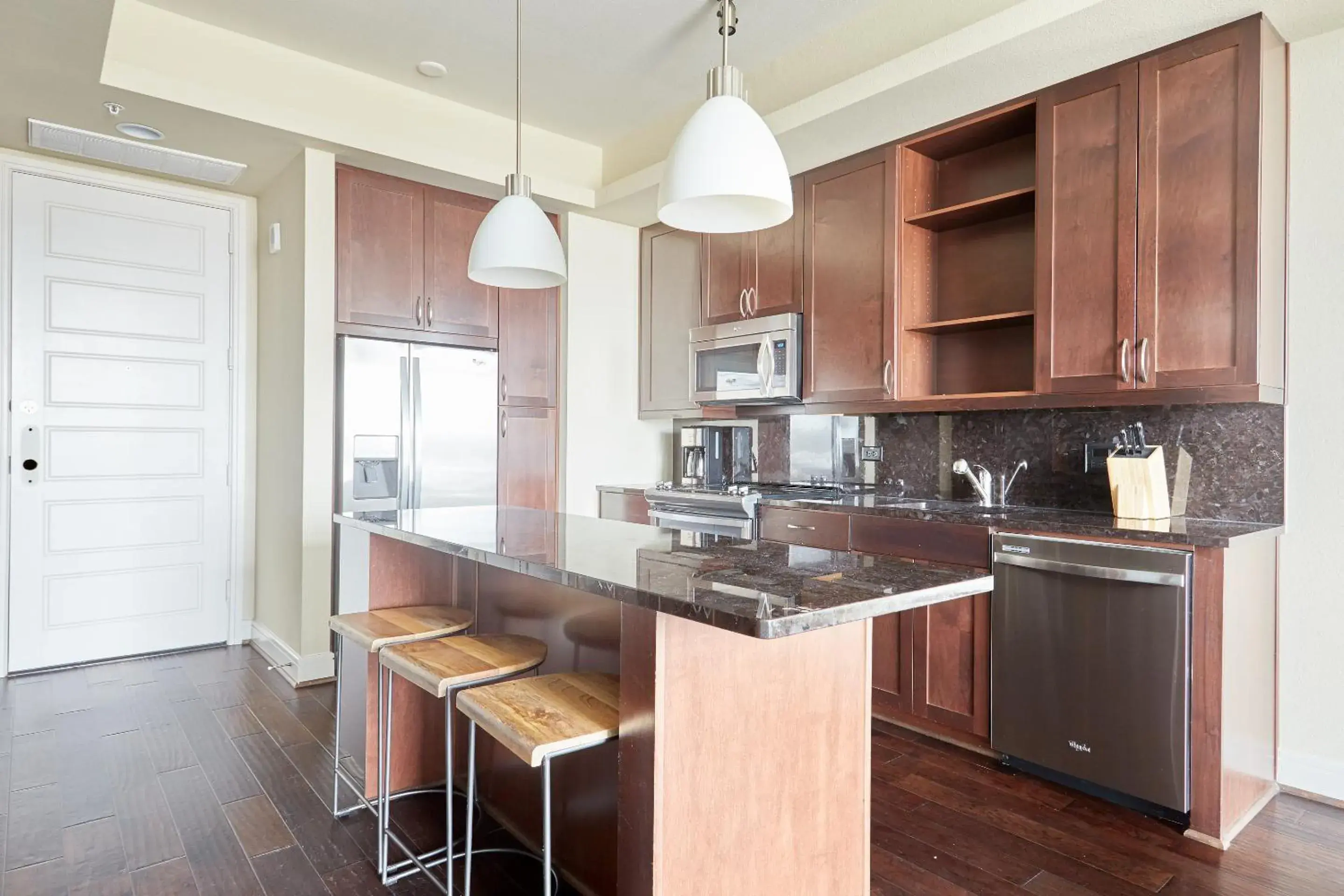 Living room, Kitchen/Kitchenette in Sonder at The Catherine