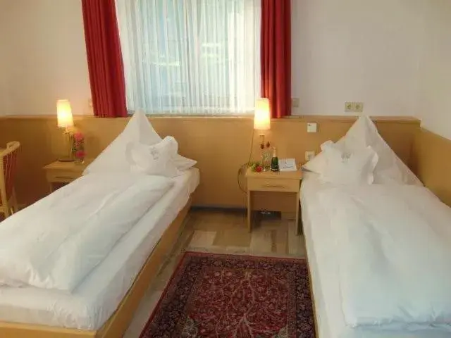 Day, Bed in Gasthof Hotel Zum Hirsch***S