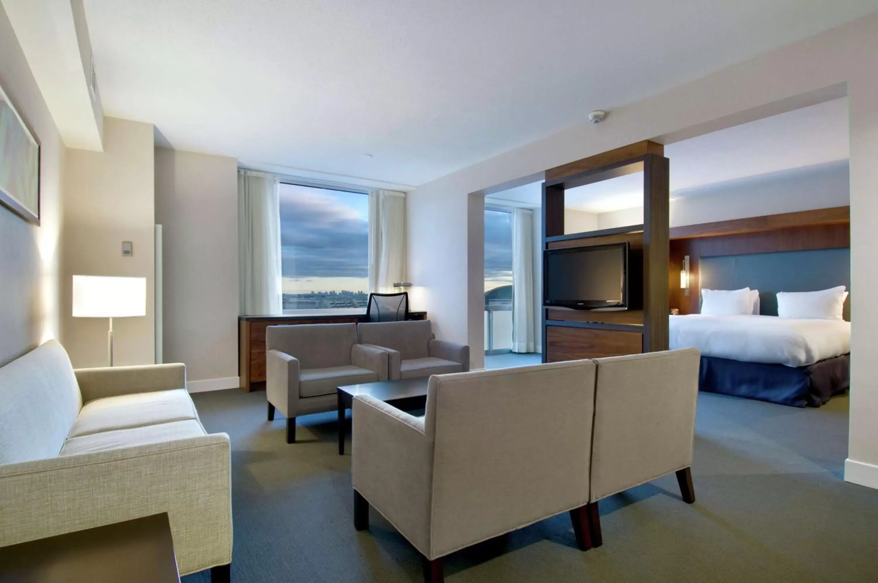 Bed, Seating Area in Hilton Toronto Airport Hotel & Suites