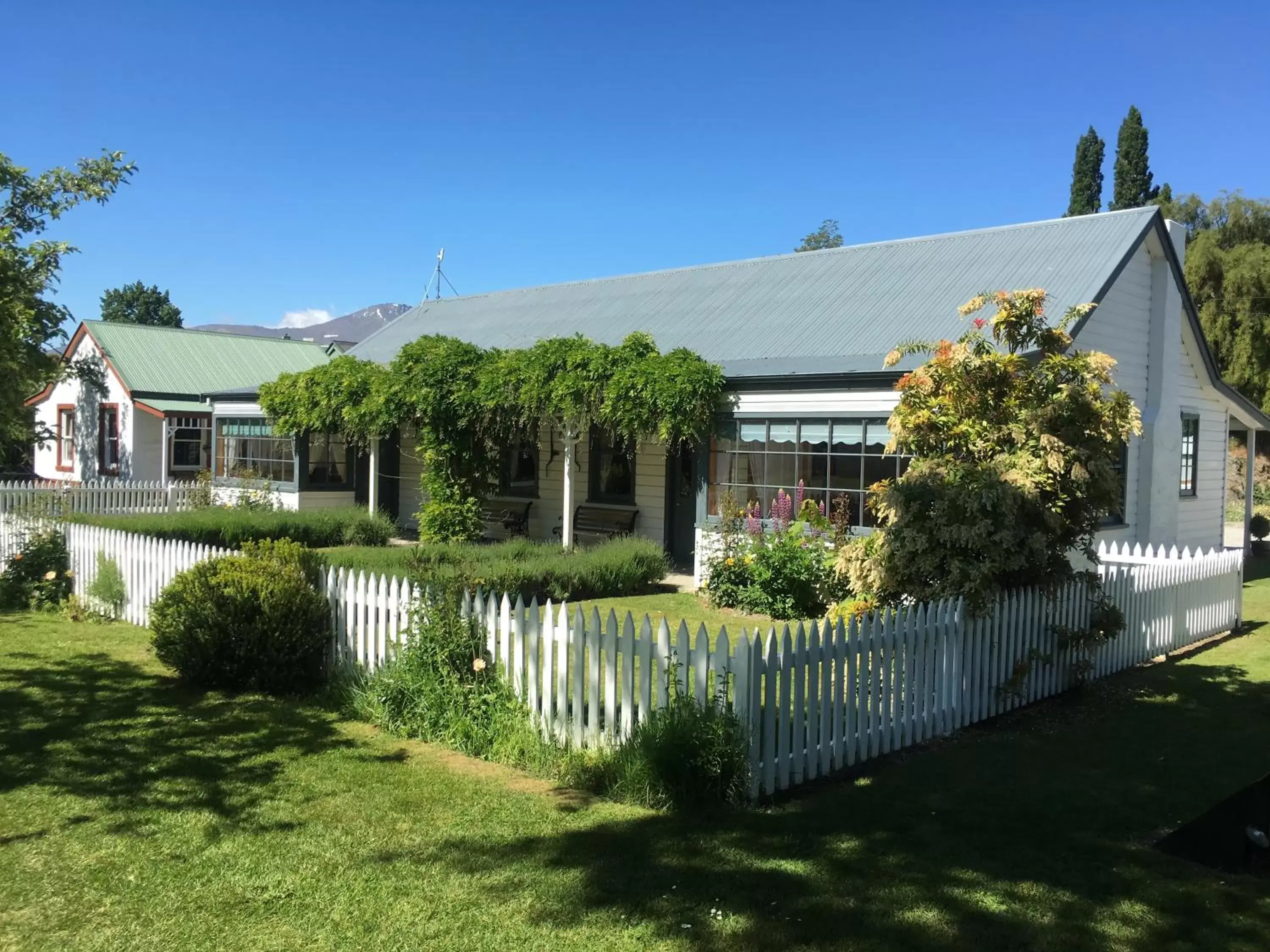 Property Building in Settlers Cottage Motel