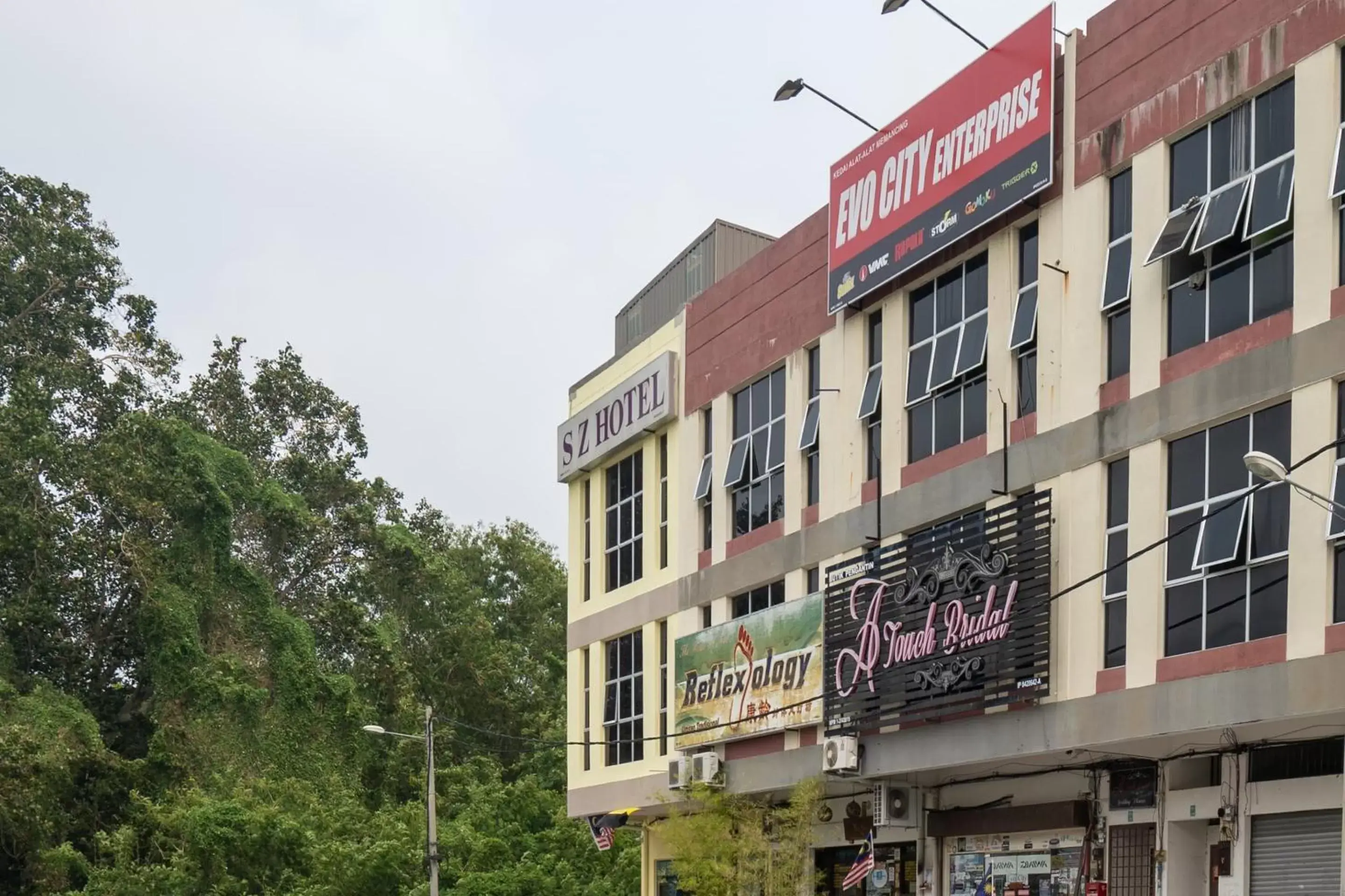 Facade/entrance, Property Building in OYO 89328 Sz Hotel