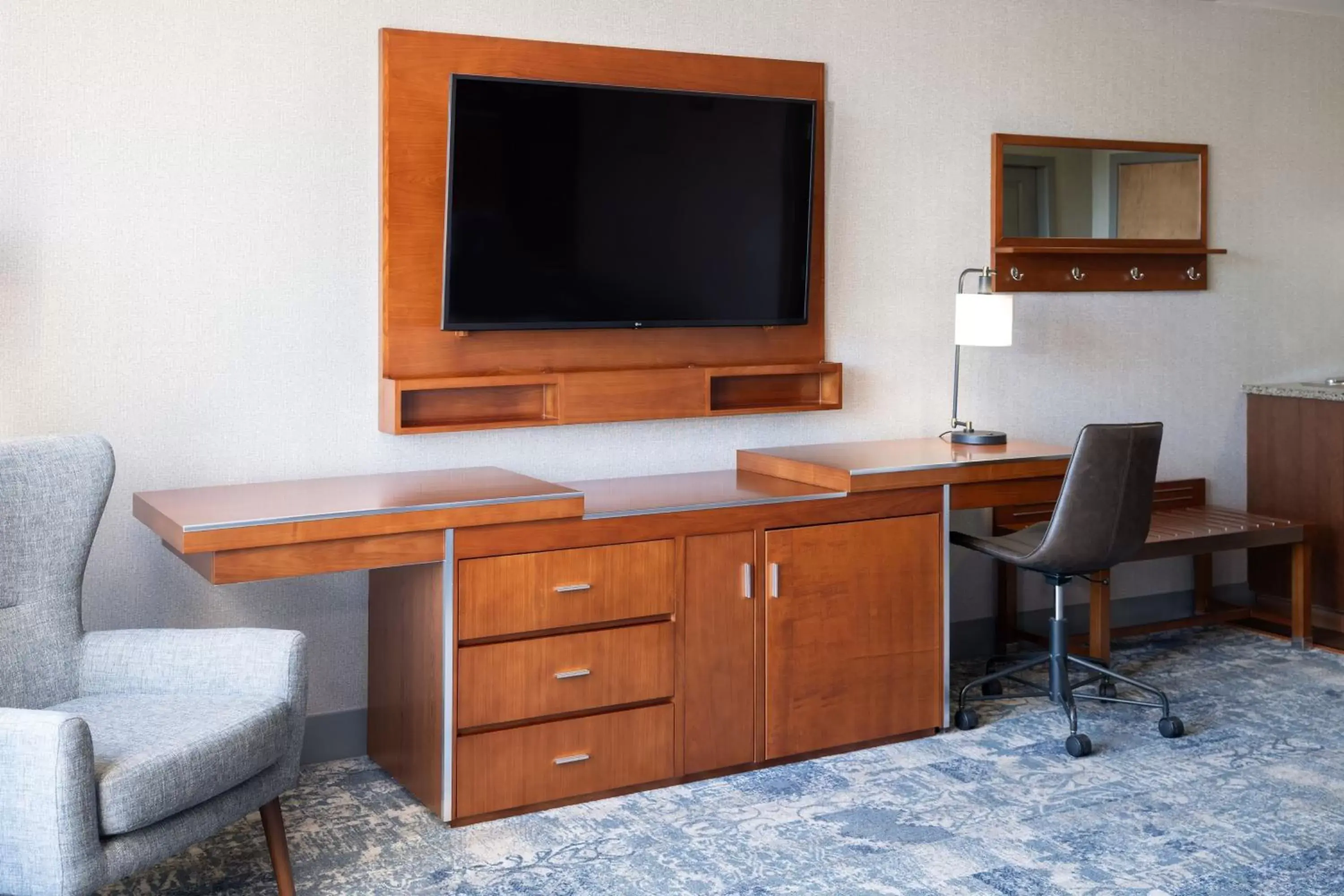 Bedroom, TV/Entertainment Center in Four Points by Sheraton Victoria Gateway