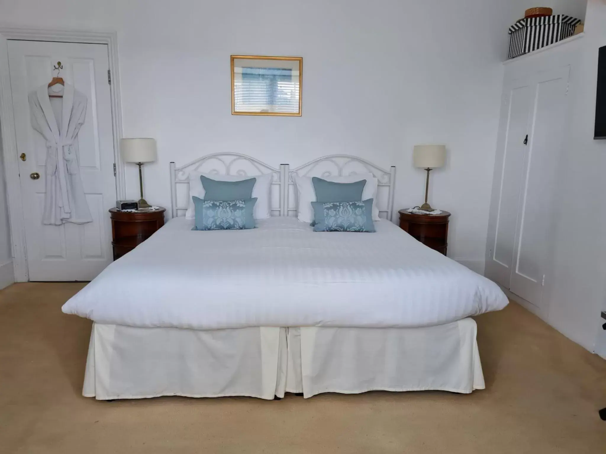 Twin Room with Private Bathroom in Endeavour House Twin Room with Private Bathroom in Endeavour House