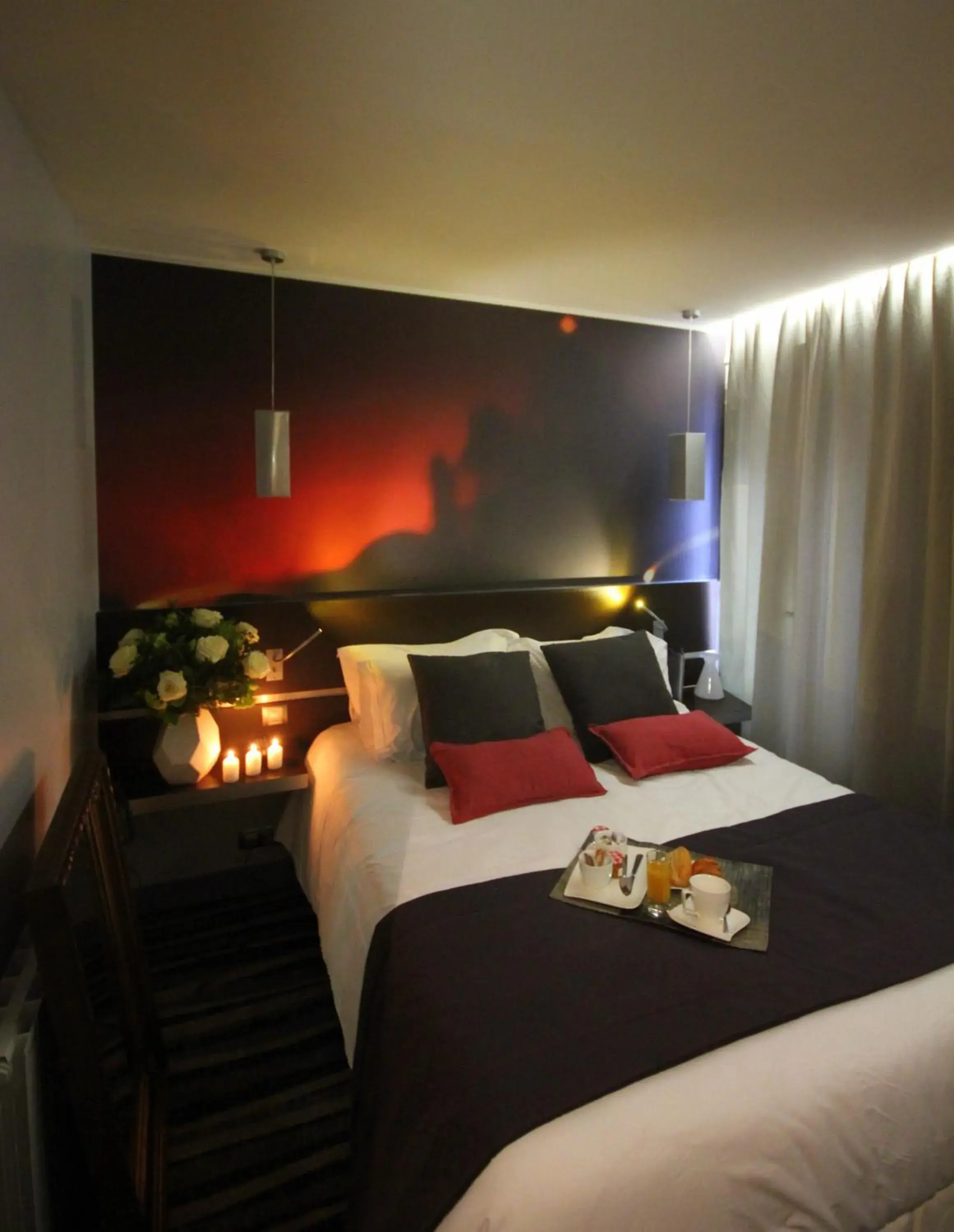 Photo of the whole room, Bed in Hôtel Lumières Montmartre Paris