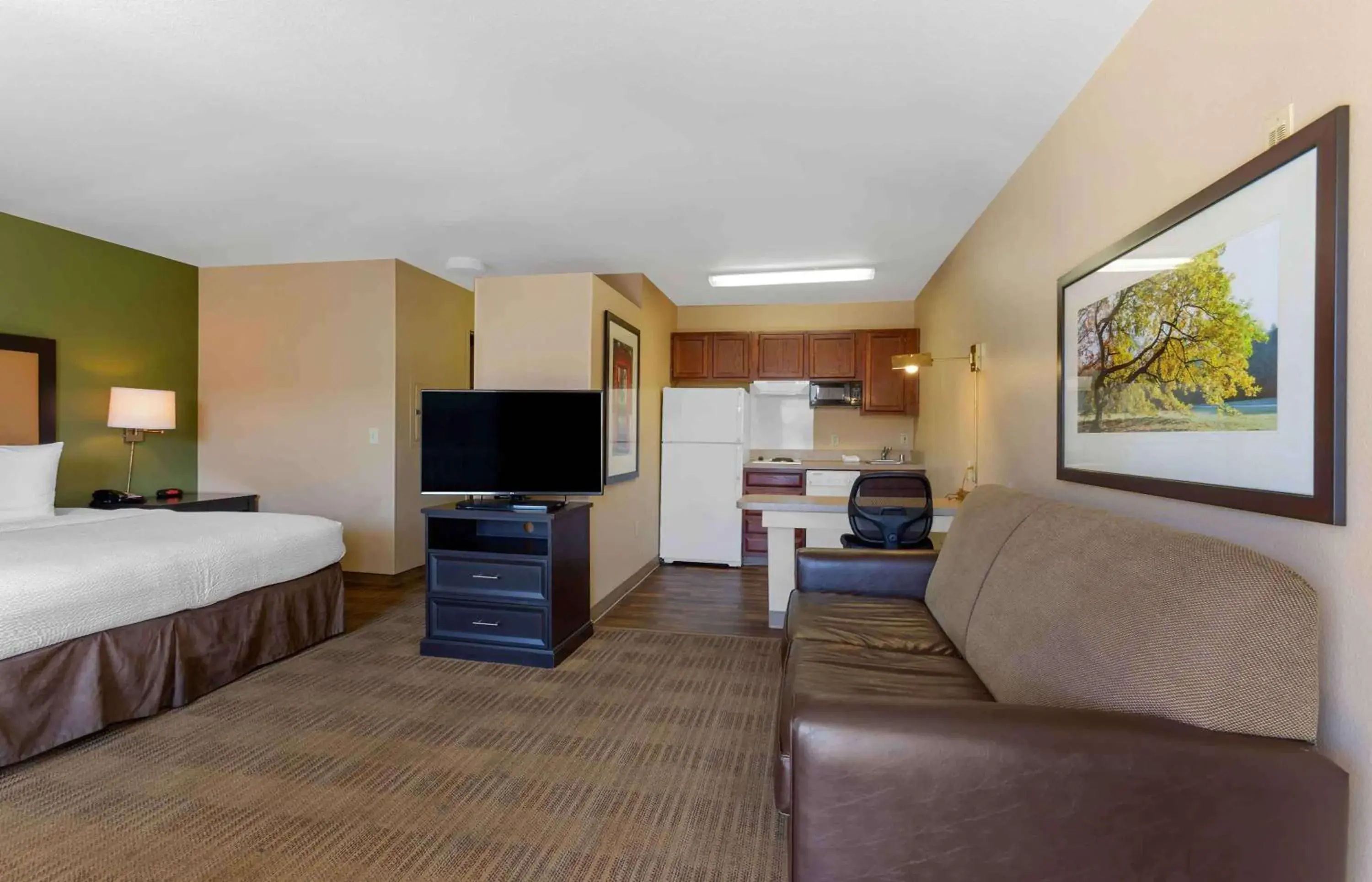 Bedroom, TV/Entertainment Center in Extended Stay America Suites - Phoenix - Chandler - E Chandler Blvd