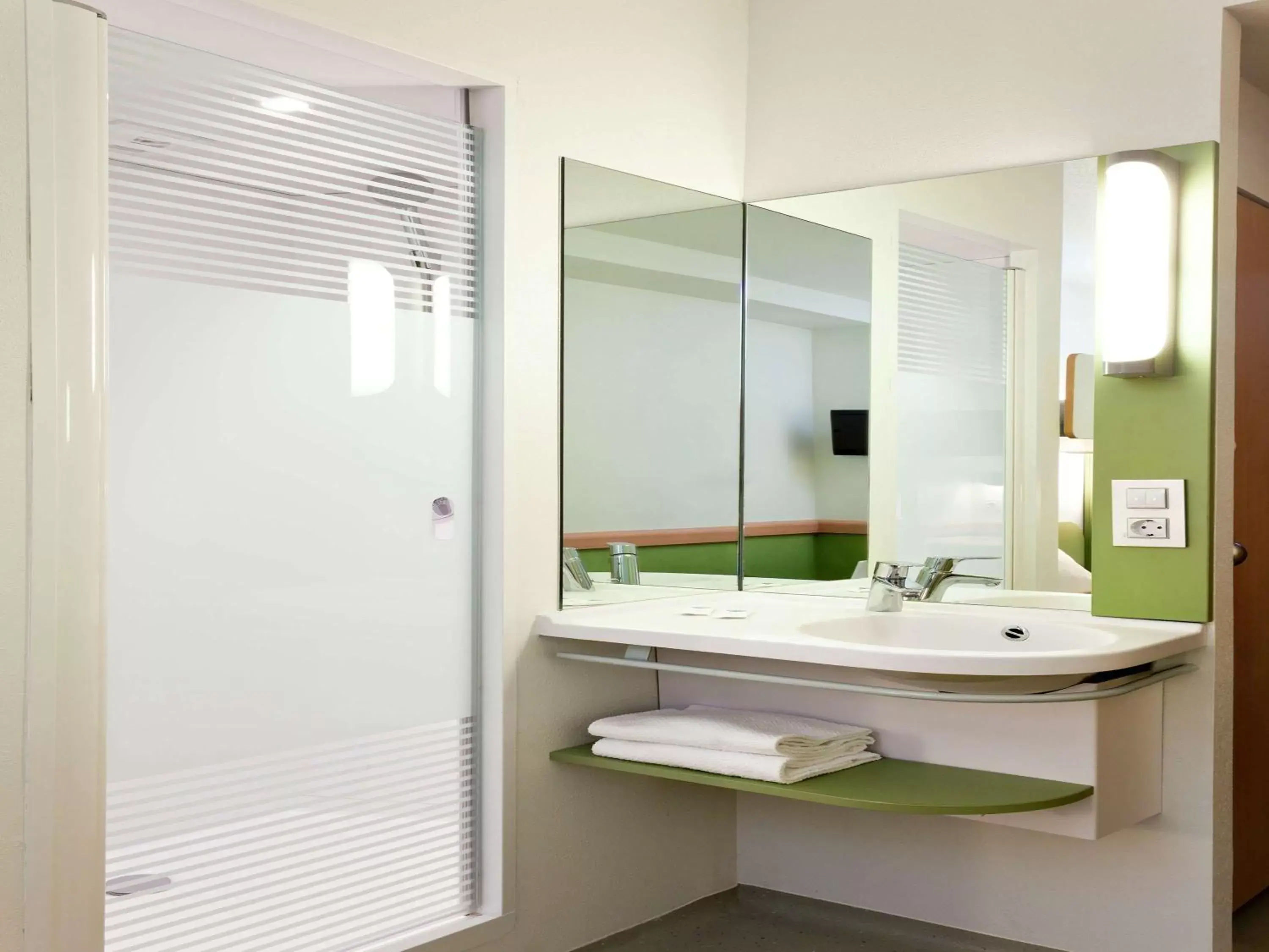 Photo of the whole room, Bathroom in Ibis Budget Málaga Centro