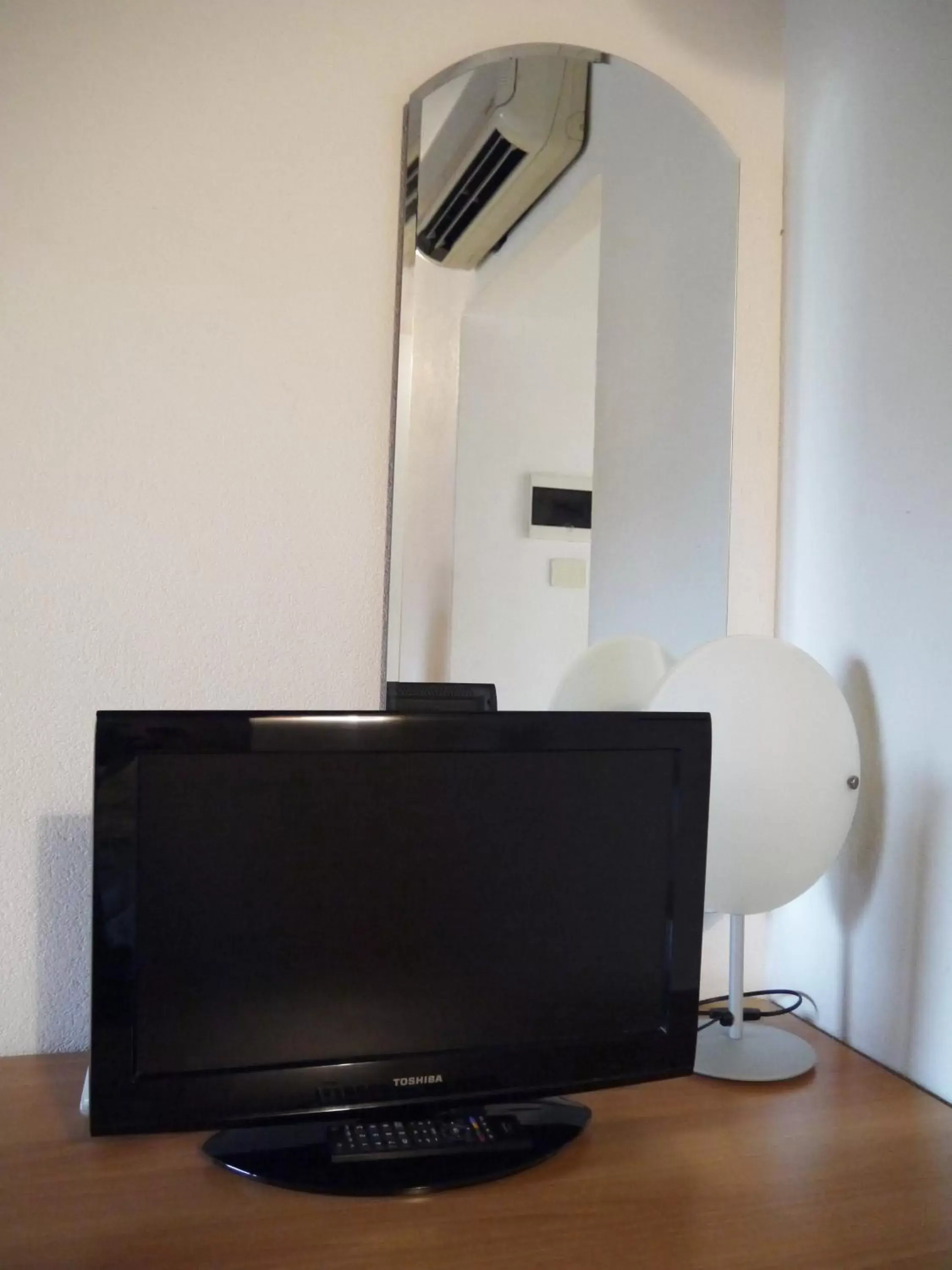 TV and multimedia, TV/Entertainment Center in Hotel Oasi