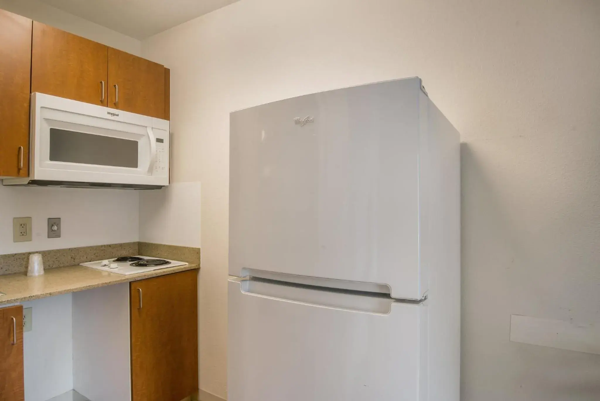 Photo of the whole room, Kitchen/Kitchenette in HomeTowne Studios by Red Roof Denver - Airport/Aurora