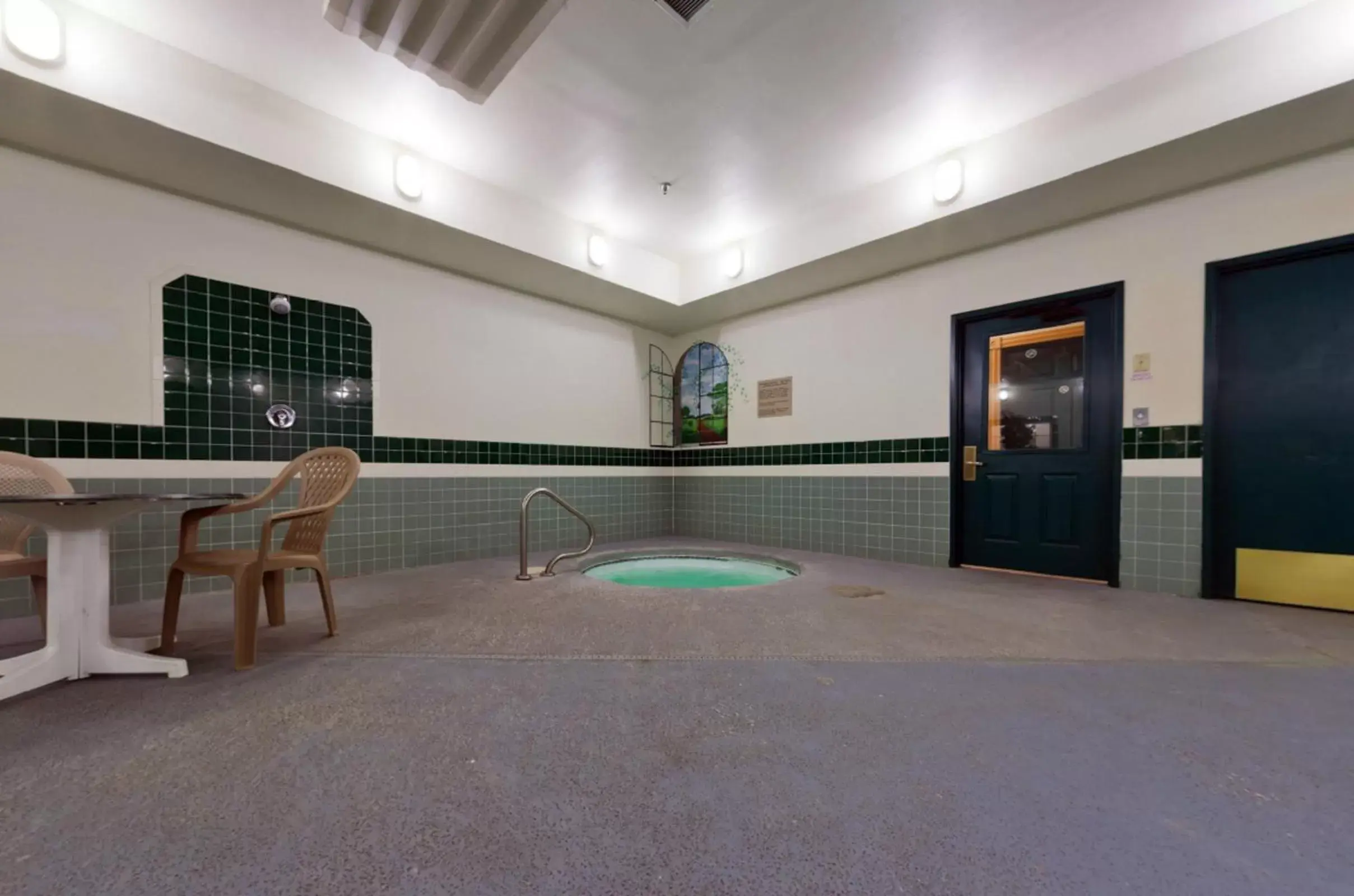 Hot Tub, Swimming Pool in Country Inn & Suites by Radisson, Salina, KS