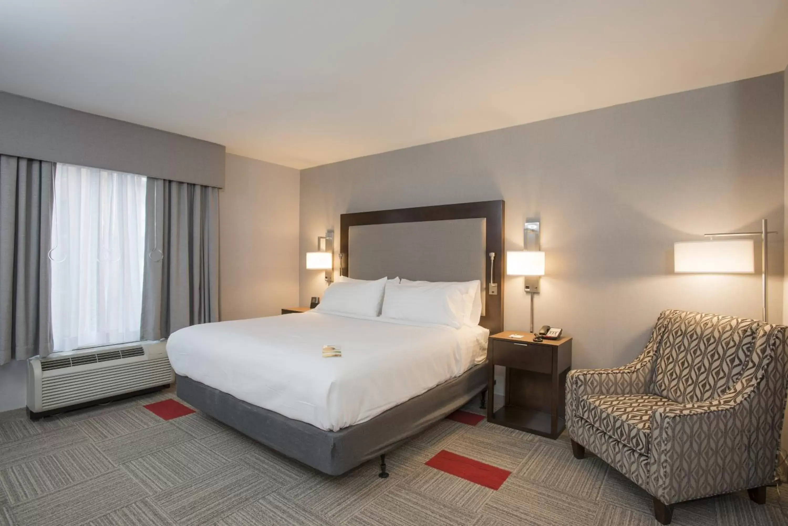 Photo of the whole room, Bed in Holiday Inn Hotel & Suites Cincinnati Downtown, an IHG Hotel
