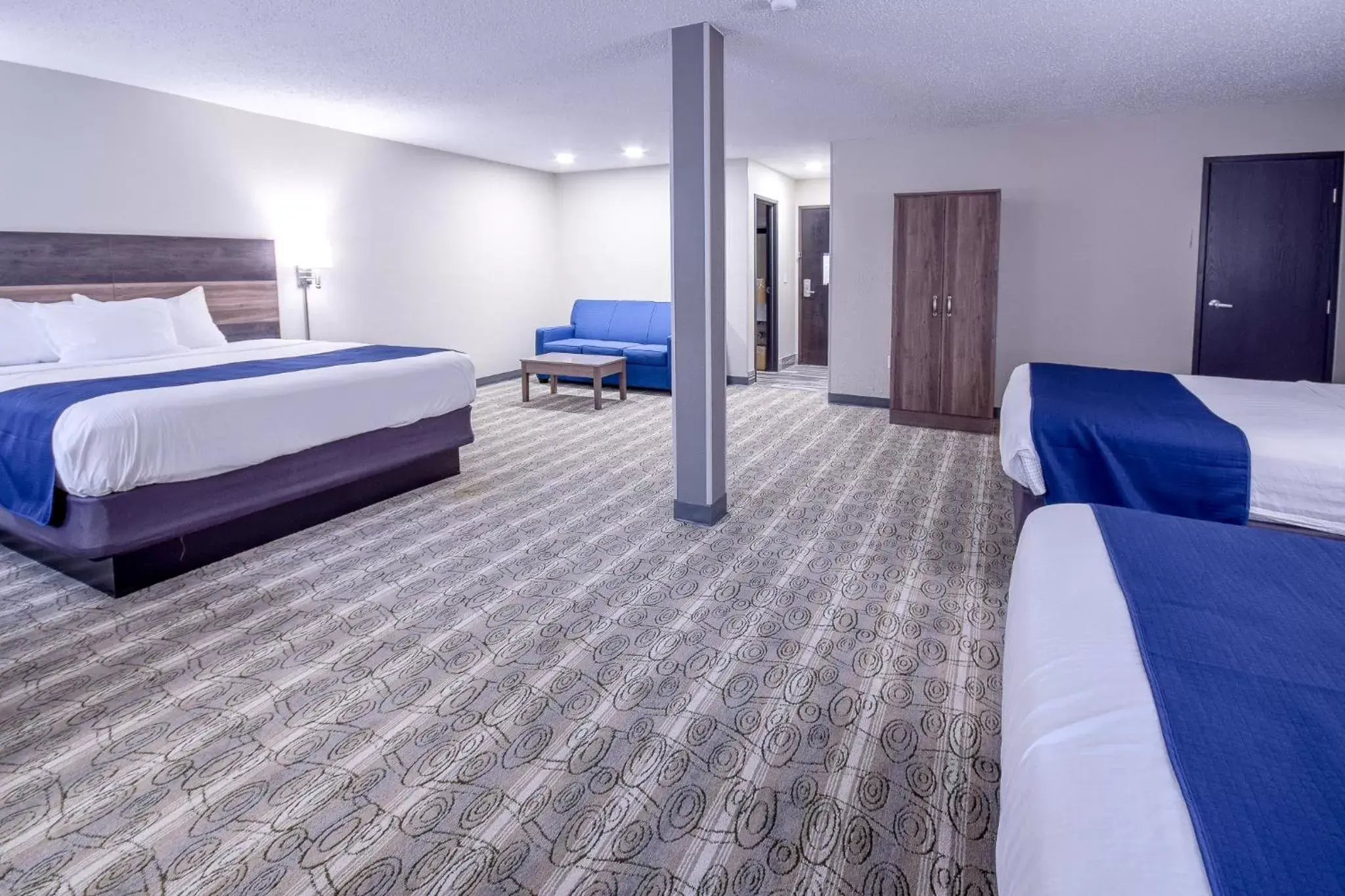 Photo of the whole room, Bed in Days Inn & Suites by Wyndham Wisconsin Dells