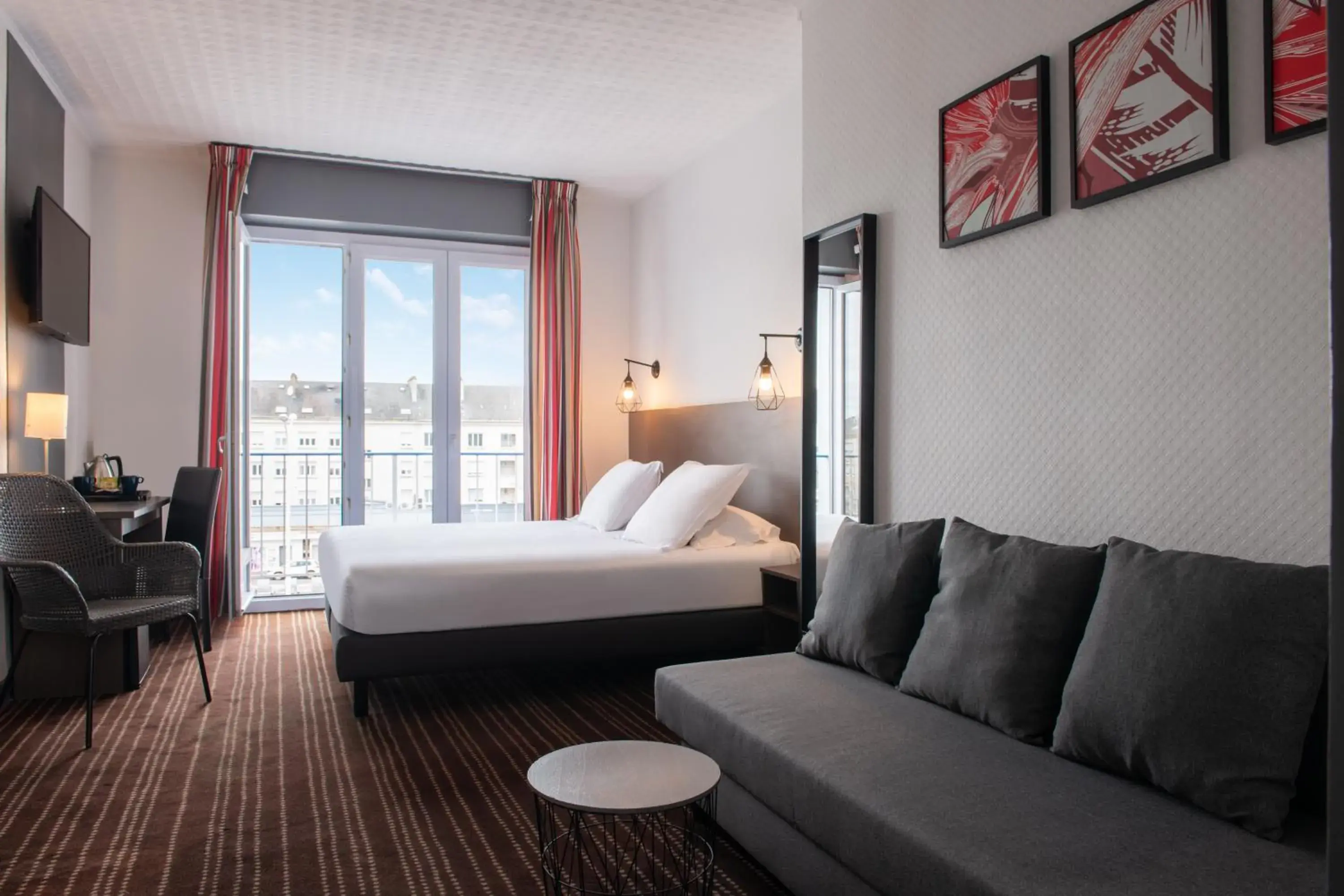 Bed, Seating Area in The Originals City, Hotel de l'Europe, Saint-Nazaire