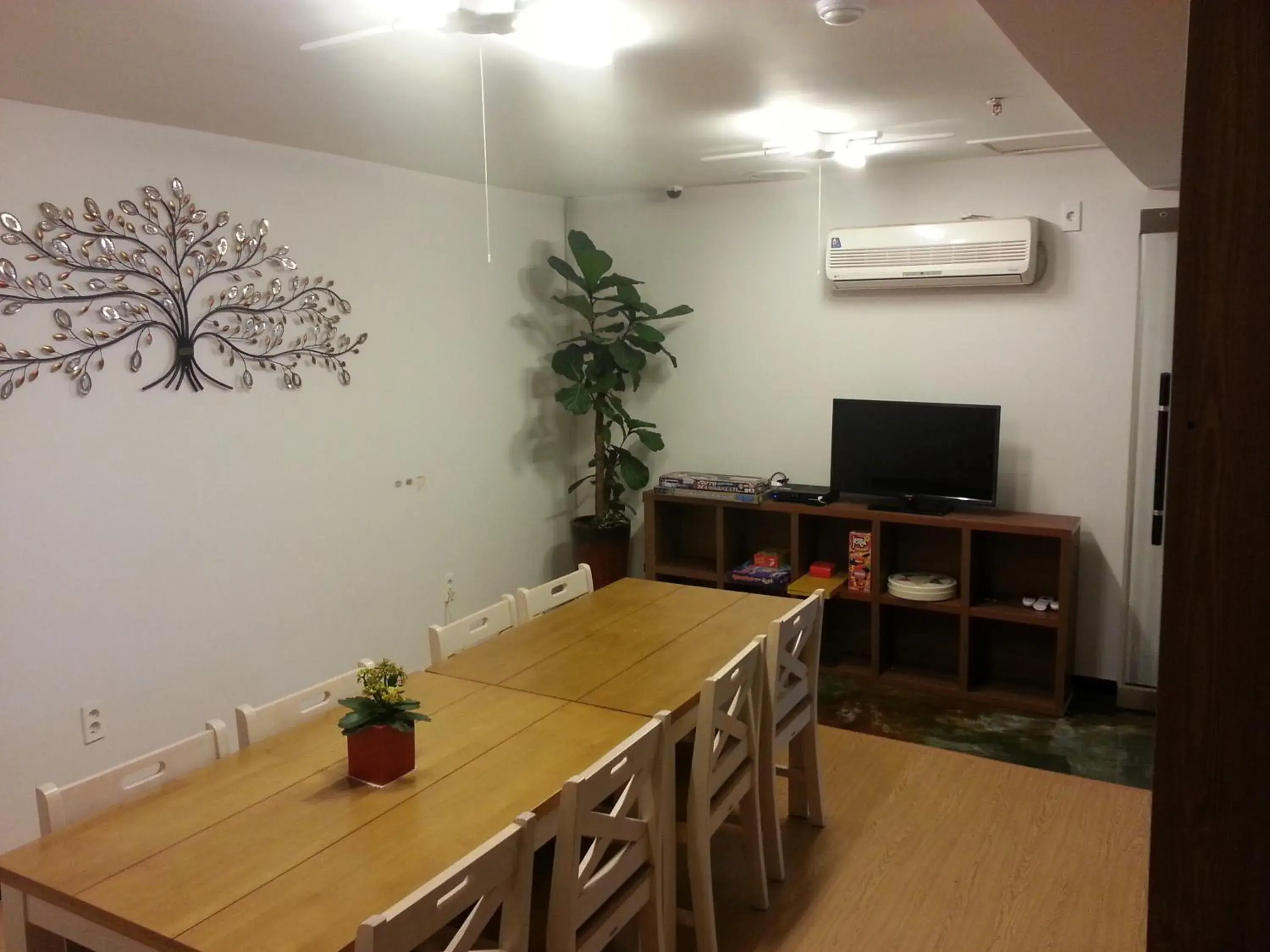 Dining Area in Jeju R Guesthouse