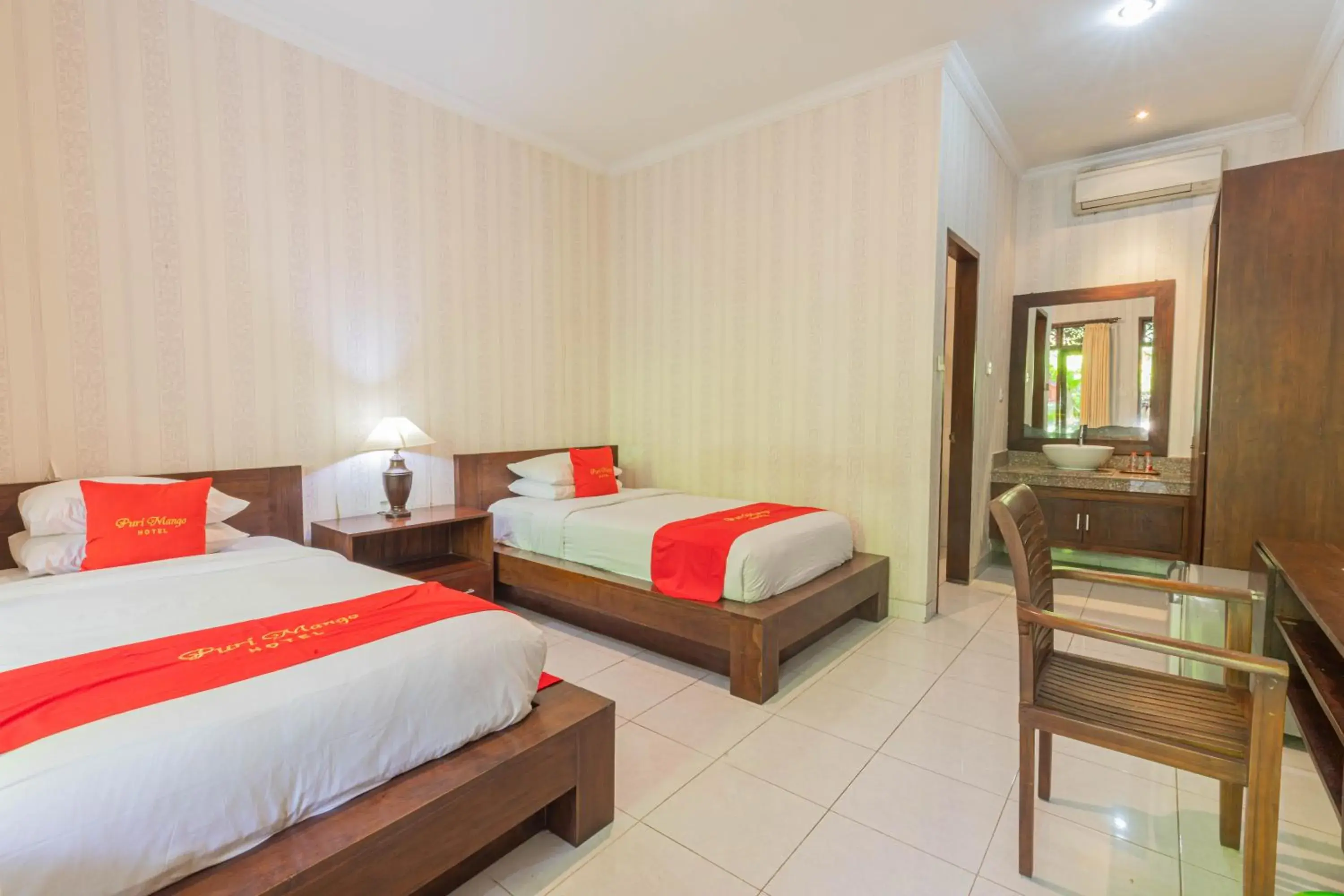Bedroom, Bed in OYO 3868 Puri Mango Hotel