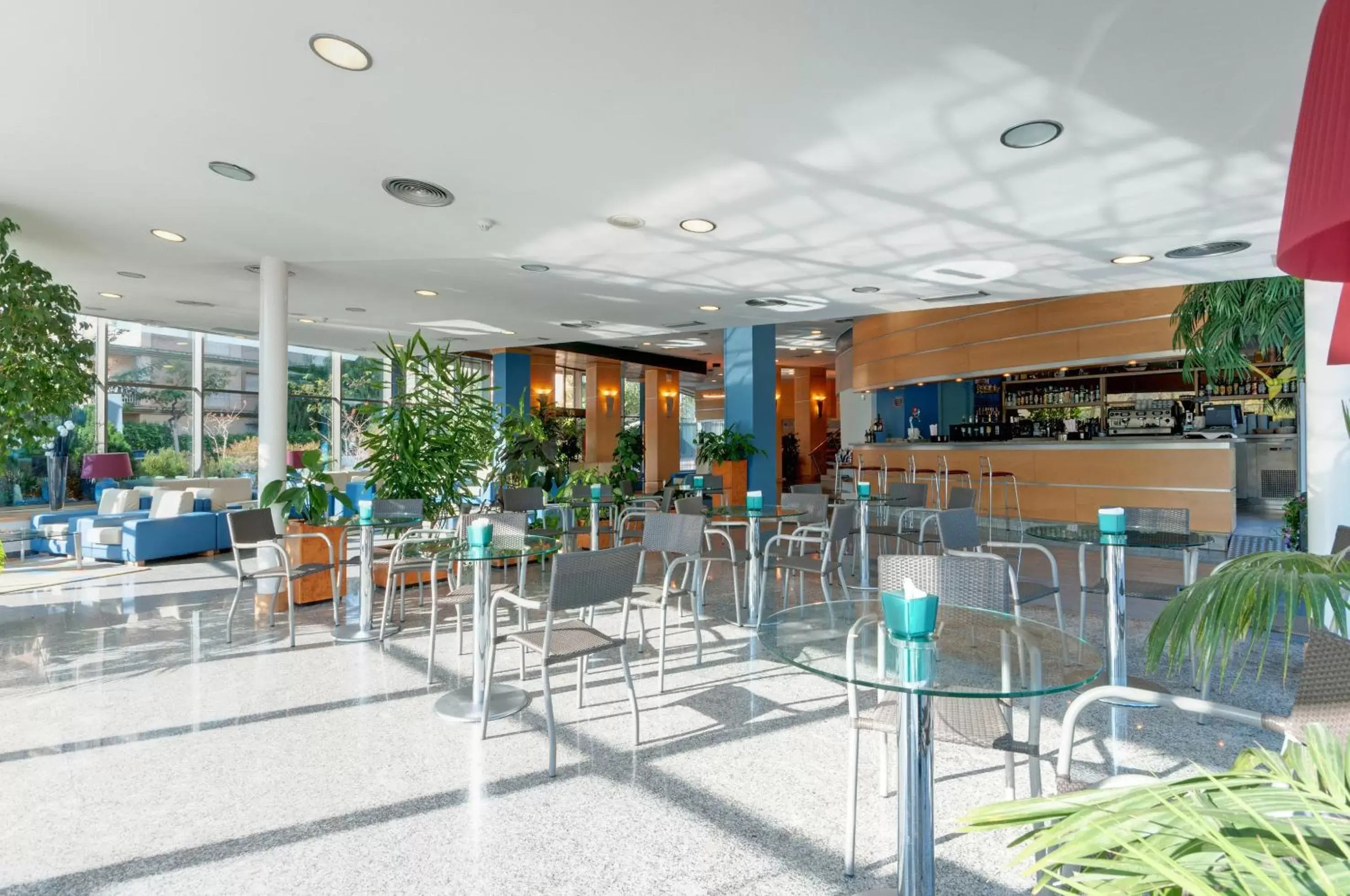 Lounge or bar, Restaurant/Places to Eat in Sol Port Cambrils Hotel