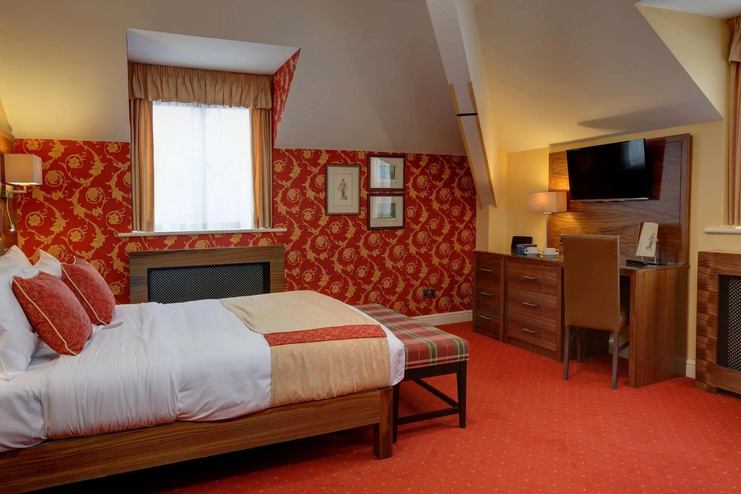 Photo of the whole room, Bed in Rogerthorpe Manor Hotel