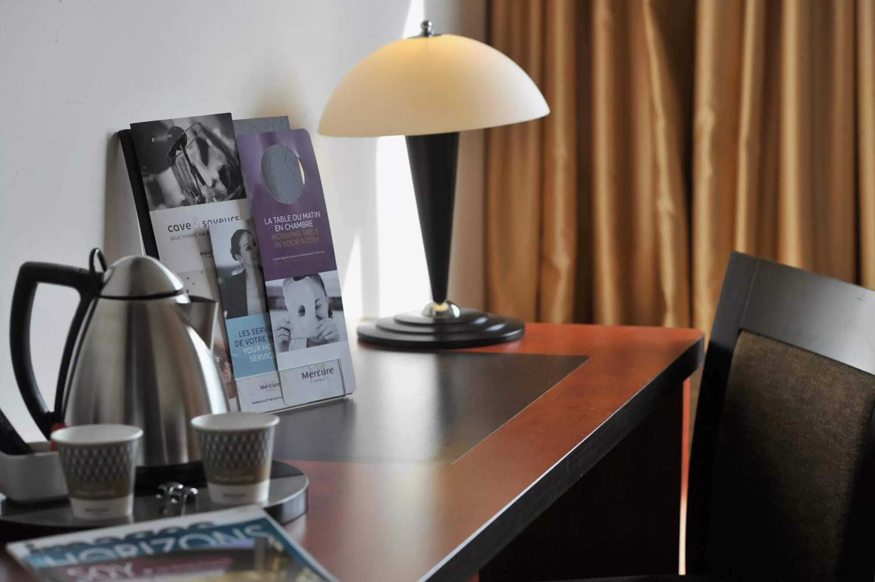 Seating area, Kitchen/Kitchenette in Mercure Maurepas Saint Quentin