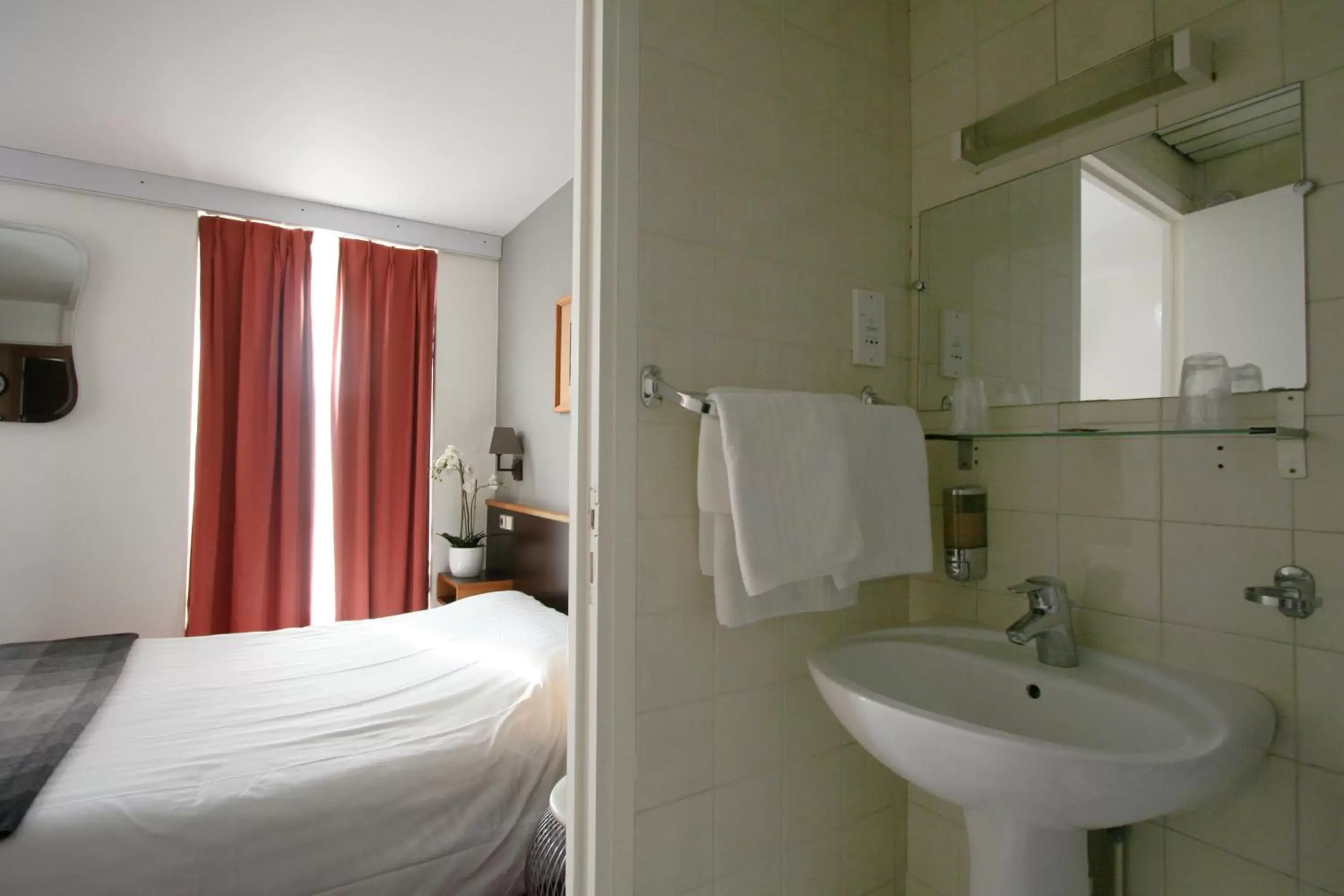 Photo of the whole room, Bathroom in Denfert-Montparnasse