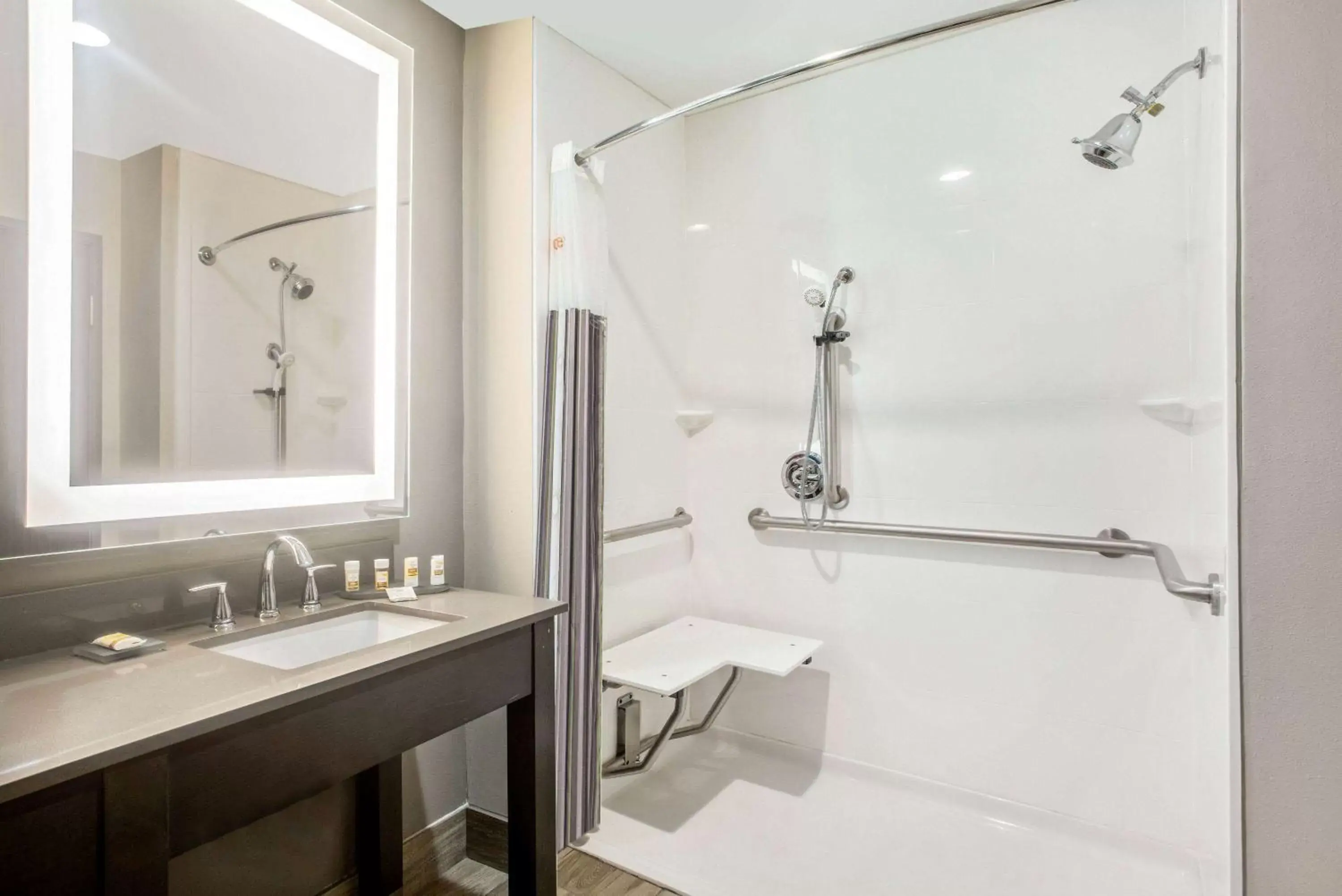 Shower, Bathroom in La Quinta by Wyndham Ponca City