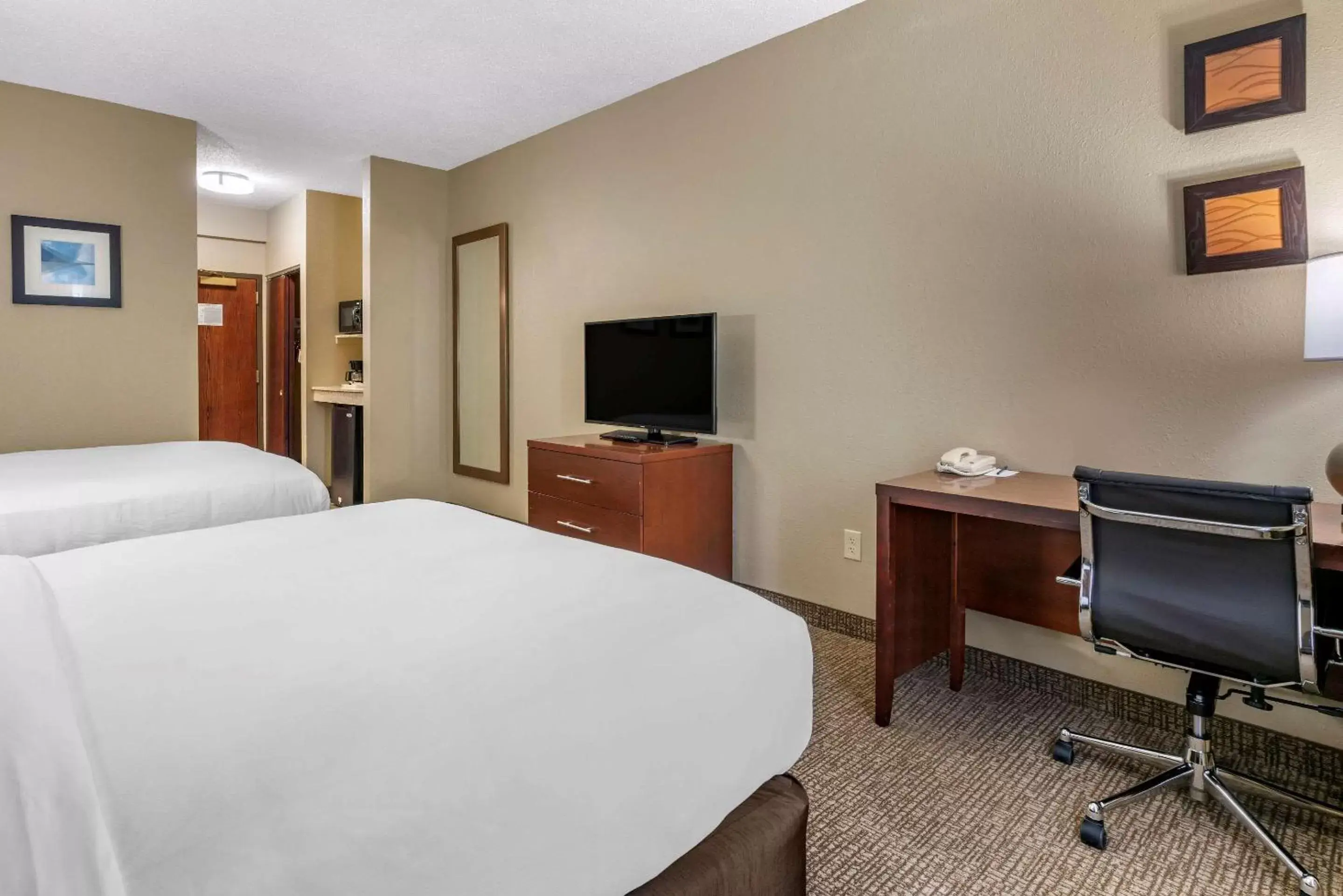 Photo of the whole room, Bed in Comfort Inn & Suites St Louis-O'Fallon