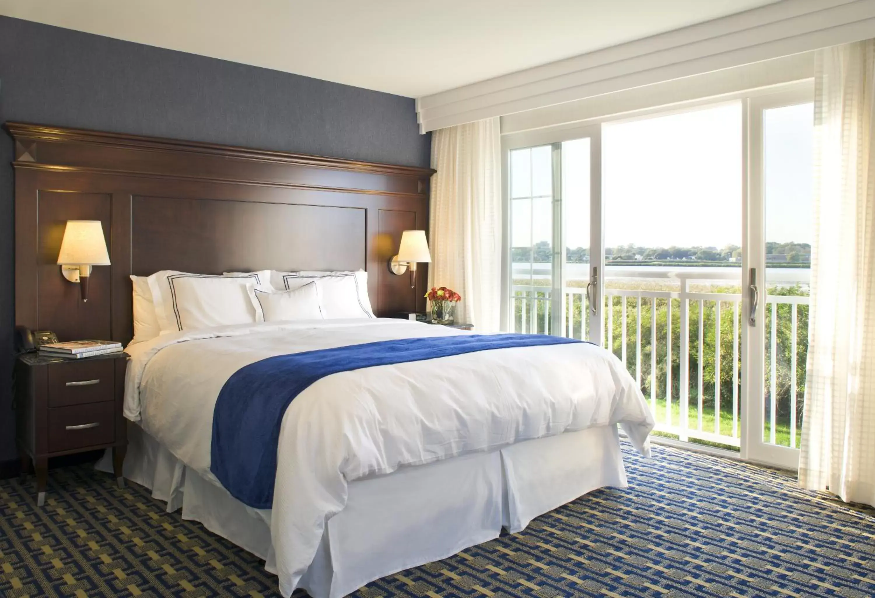Bed in Newport Beach Hotel & Suites