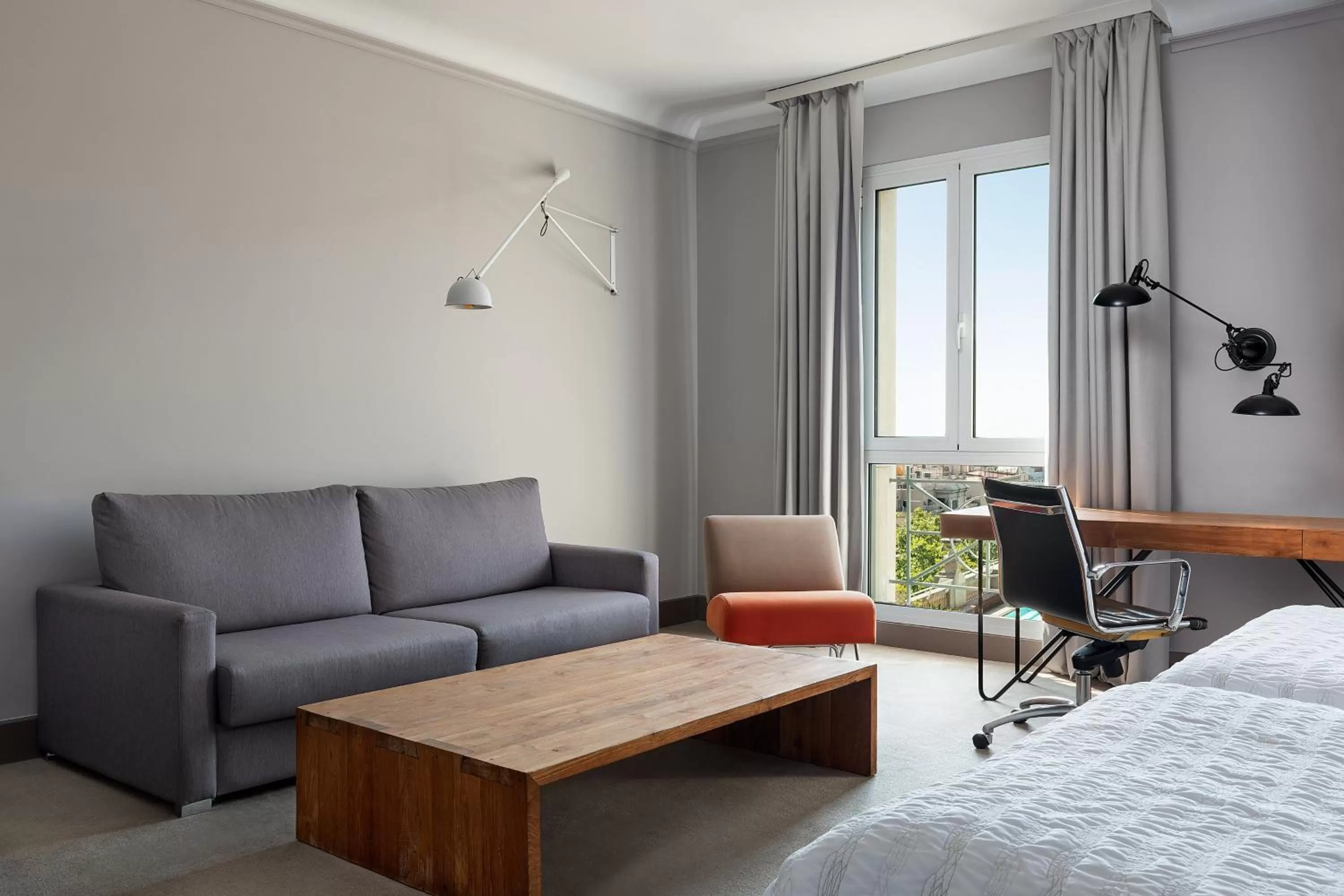 Photo of the whole room, Bed in Le Meridien Barcelona