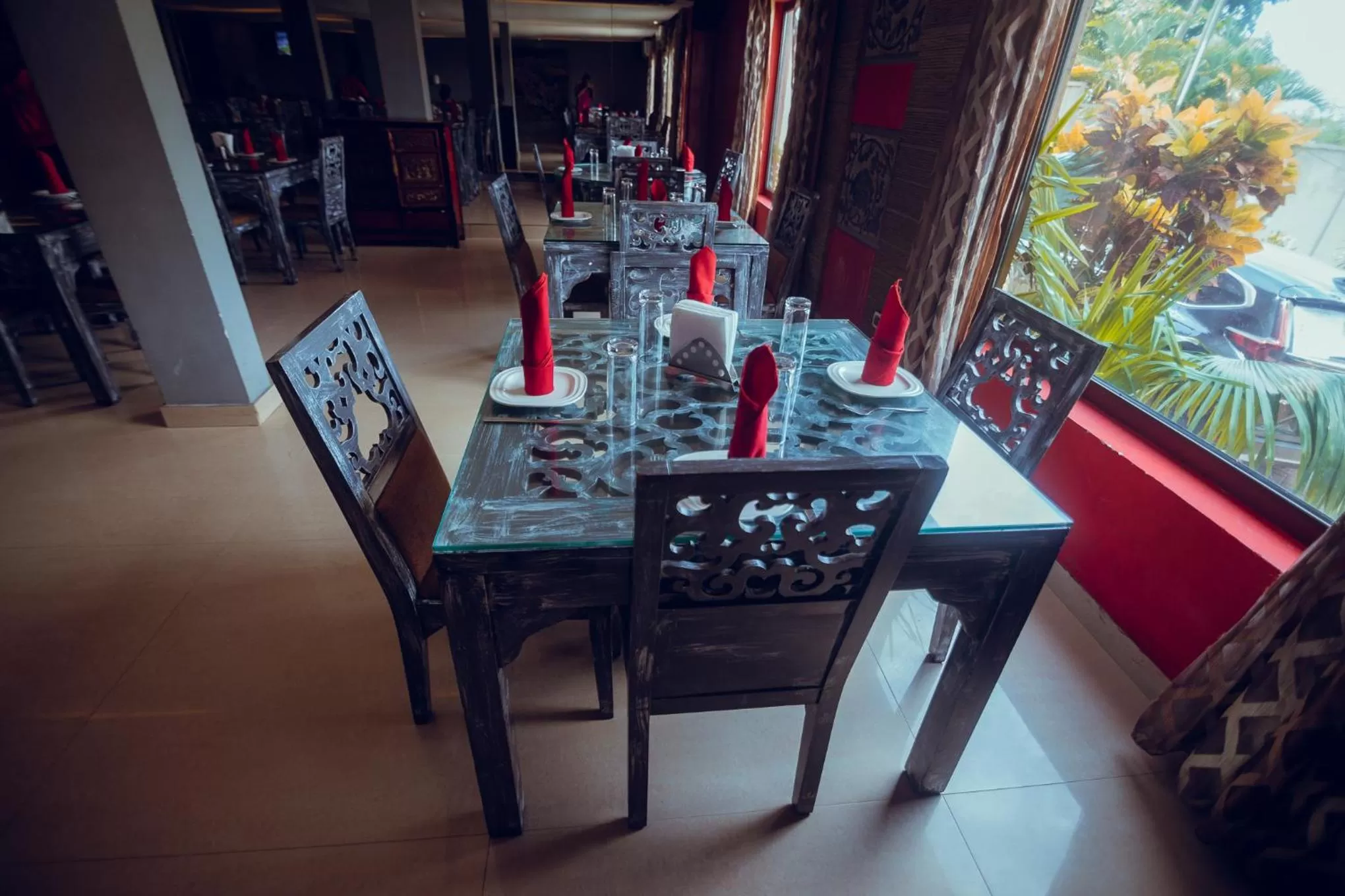 Restaurant/places to eat in Noble House Hotel