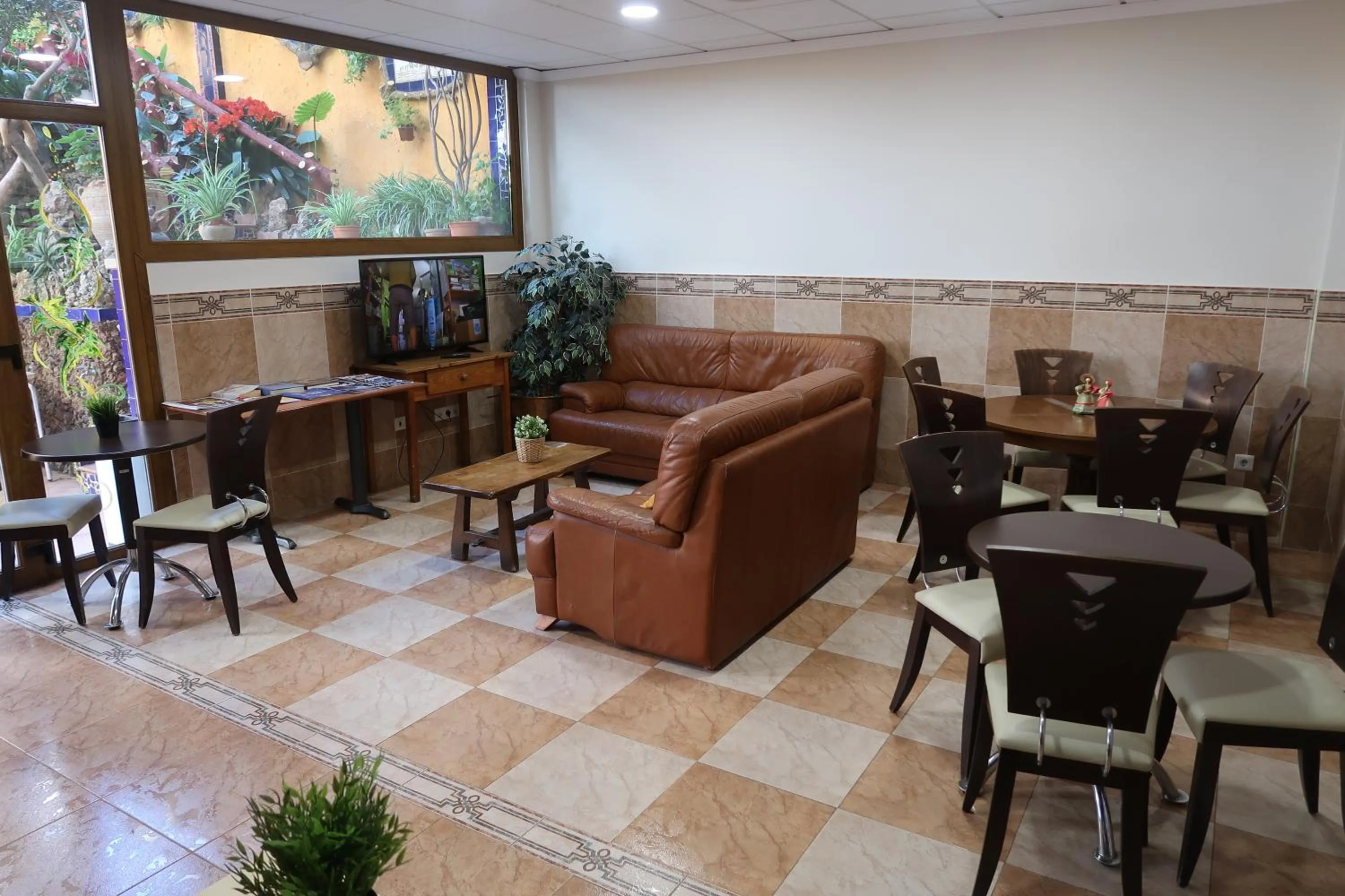 Communal lounge/ TV room in El Camí Hotel