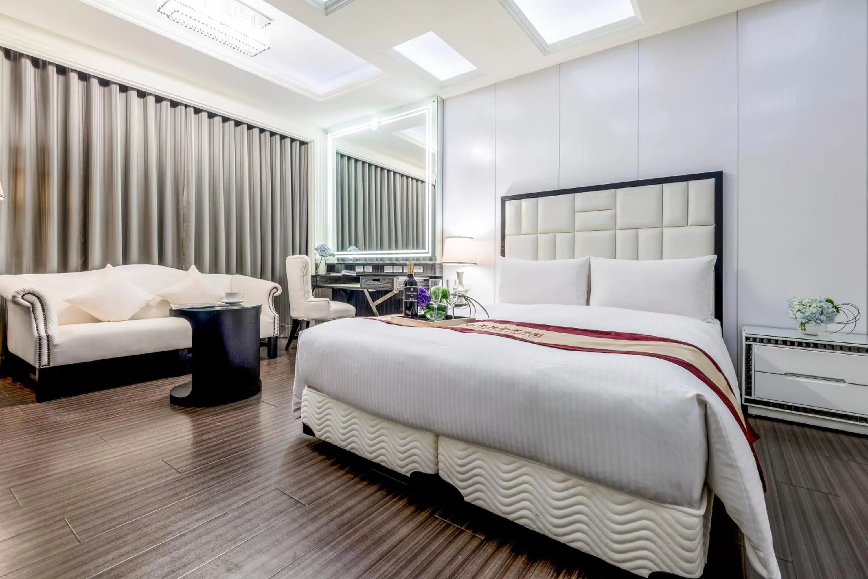 Guests, Bed in Harmonious Hotel