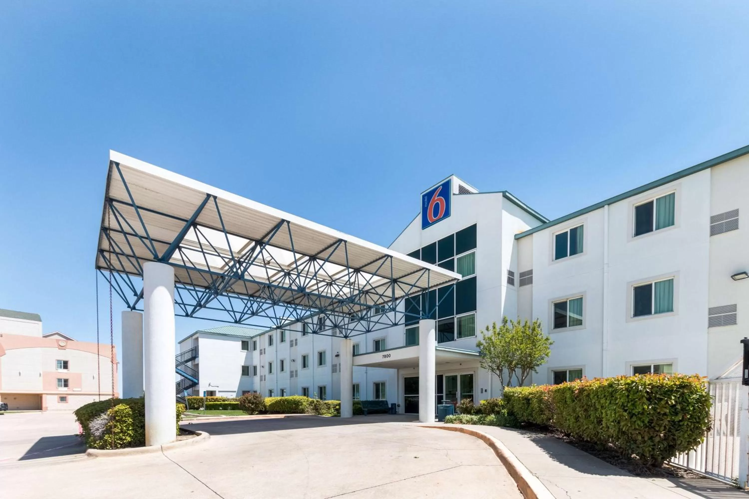 Property building in Motel 6-Irving, TX - DFW Airport North