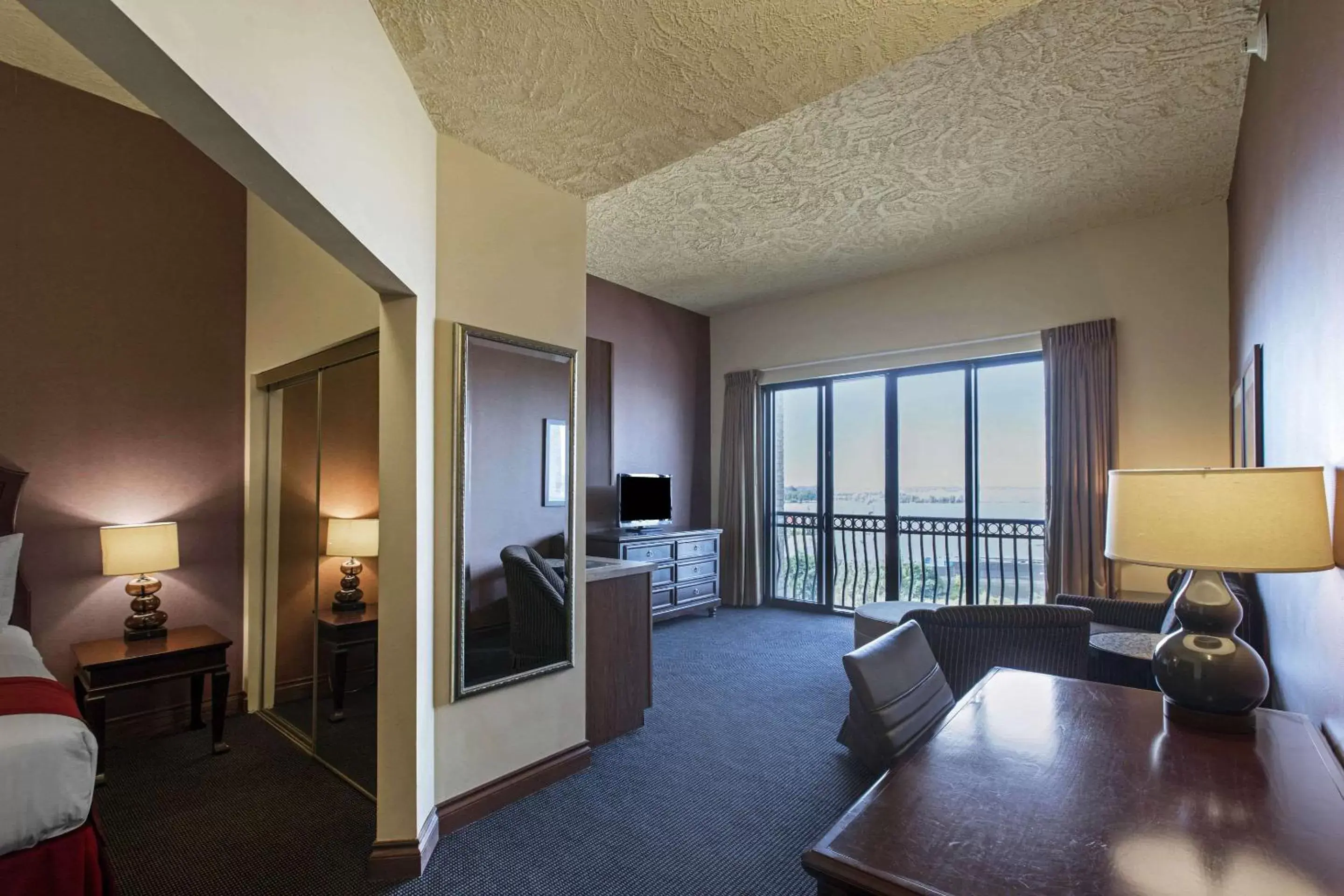 Bedroom, Seating Area in Shoreline Inn & Conference Center, Ascend Hotel Collection