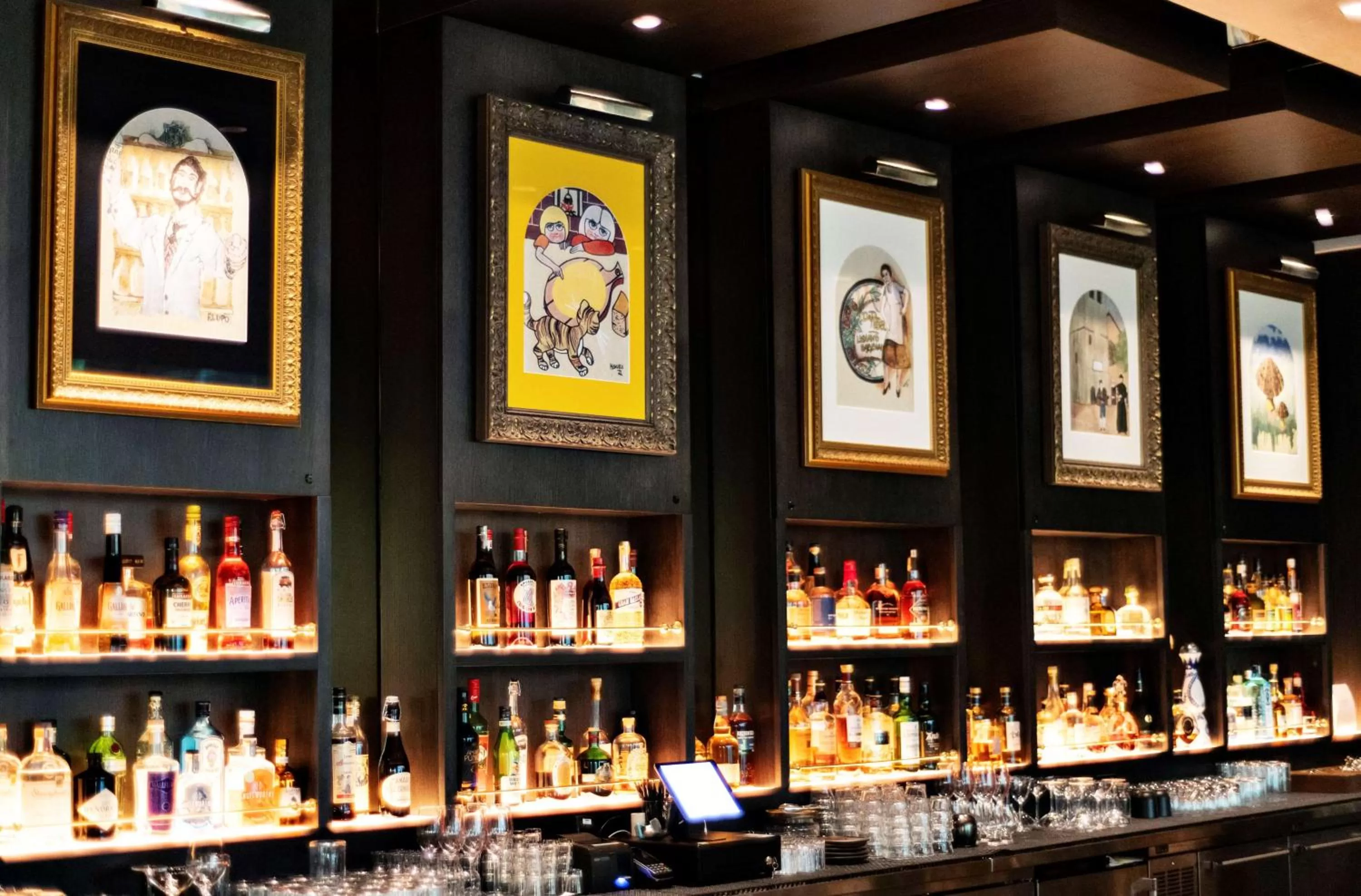 Lounge or bar in Shangri-La Vancouver