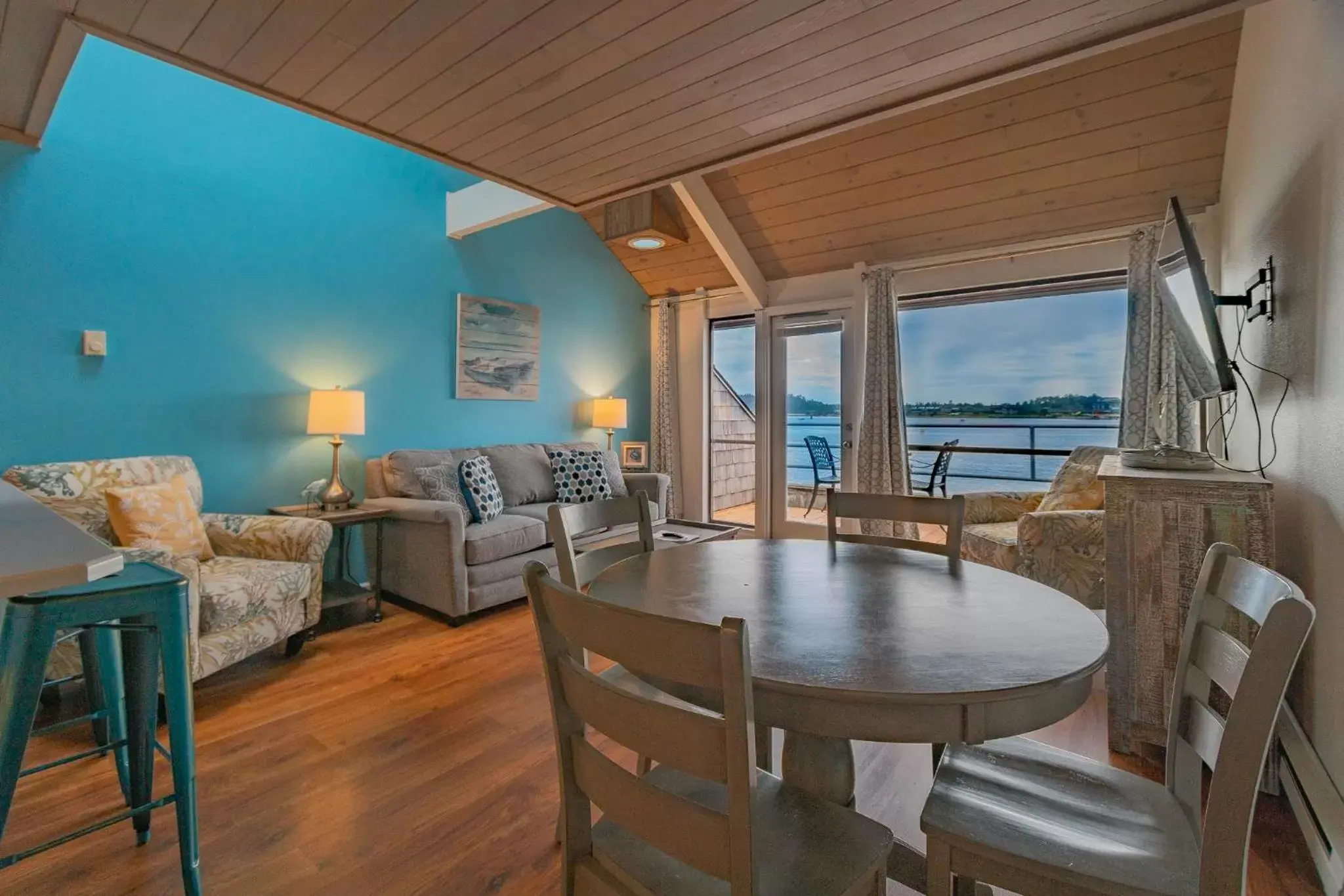 Living room, Dining Area in Embarcadero Resort