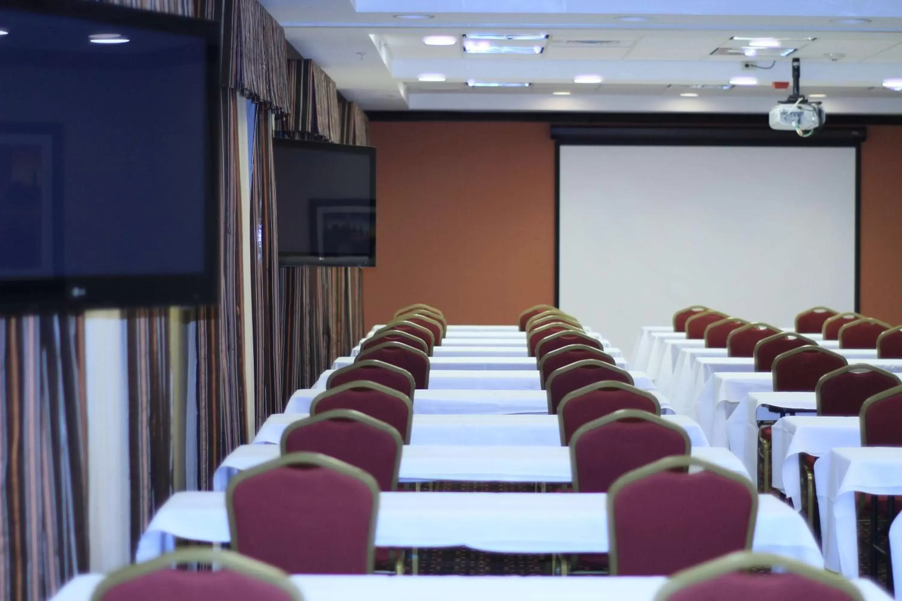 Meeting/conference room in Hampton Inn & Suites Folsom
