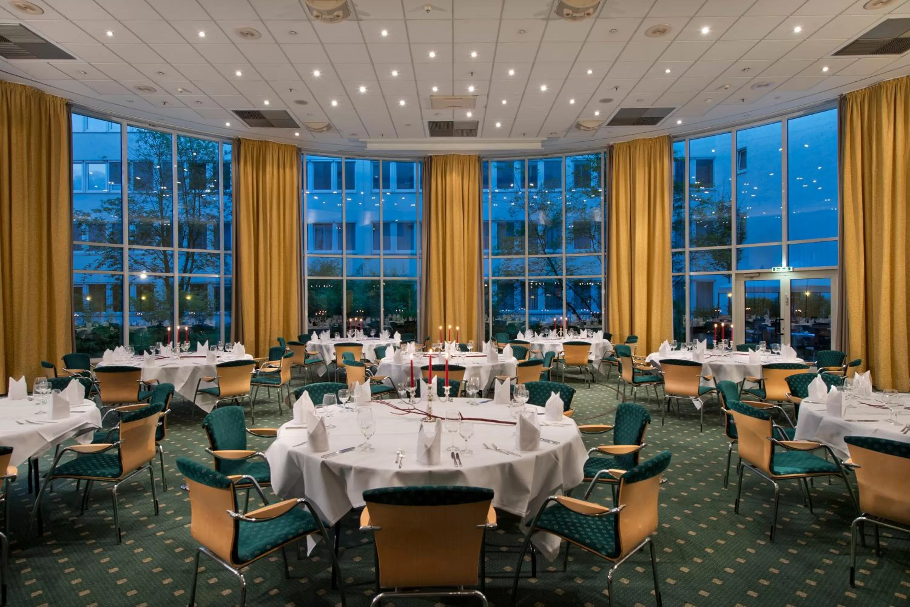 Restaurant/places to eat in Wyndham Hannover Atrium