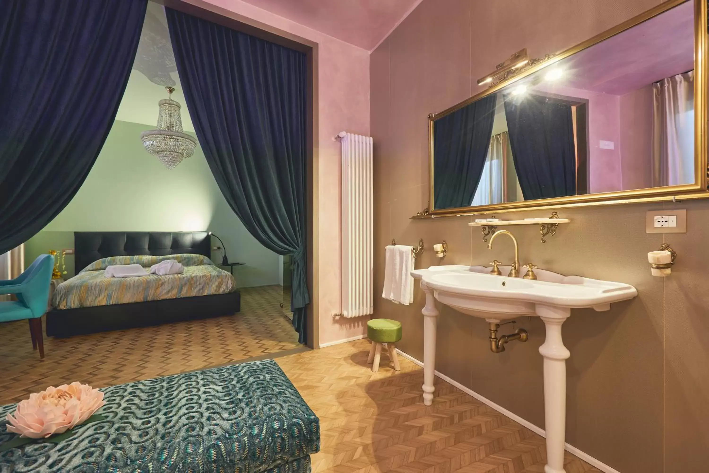 Bed, Bathroom in Le Stagioni Luxury Suite