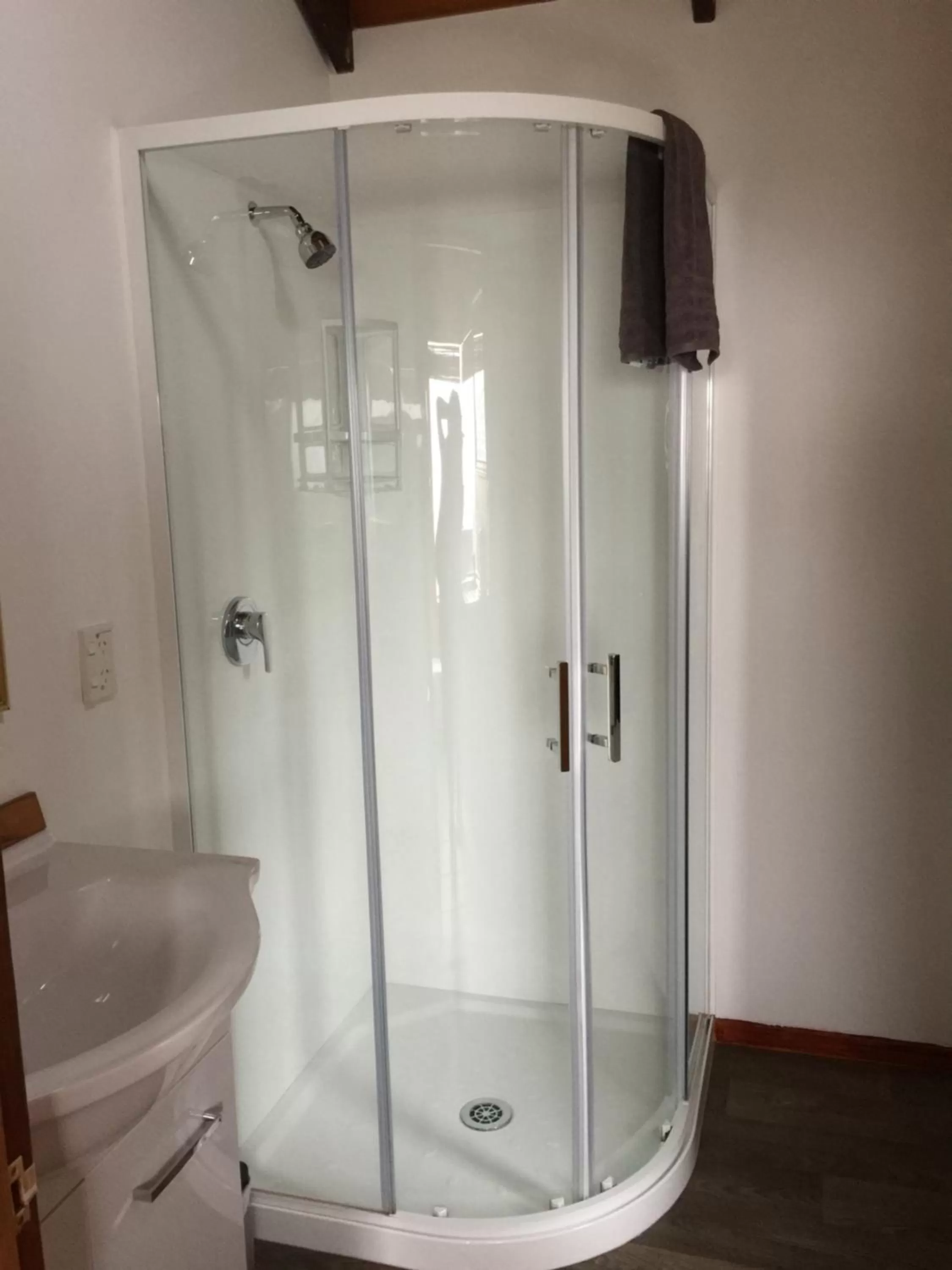 Bathroom in Grafton Cottage & Chalets
