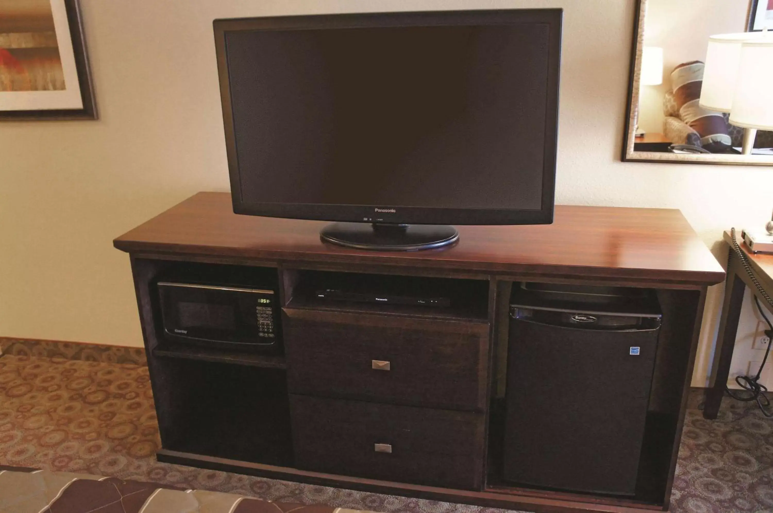 Photo of the whole room, TV/Entertainment Center in La Quinta by Wyndham Dickinson