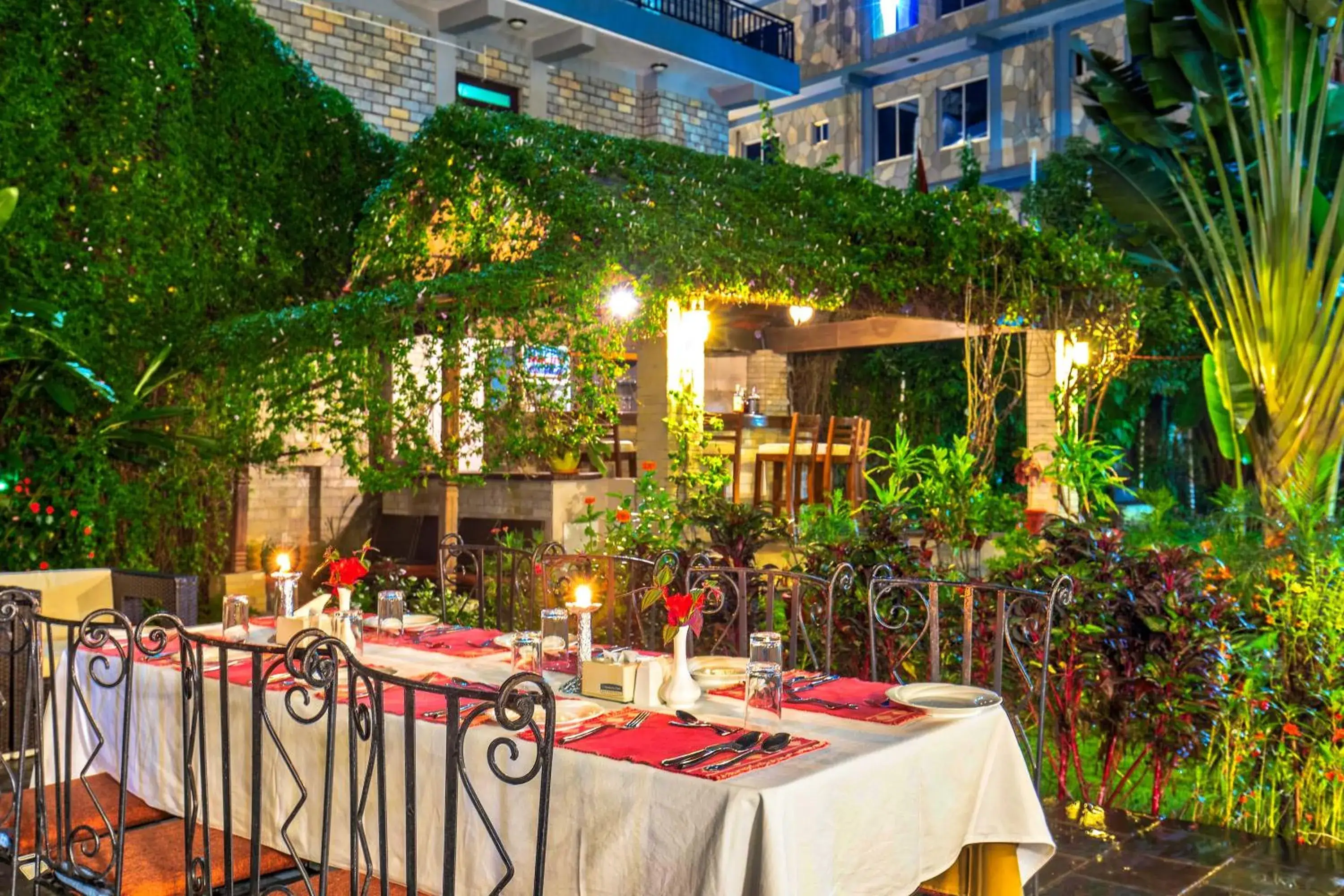 Garden, Restaurant/Places to Eat in Da Yatra Courtyard Hotel
