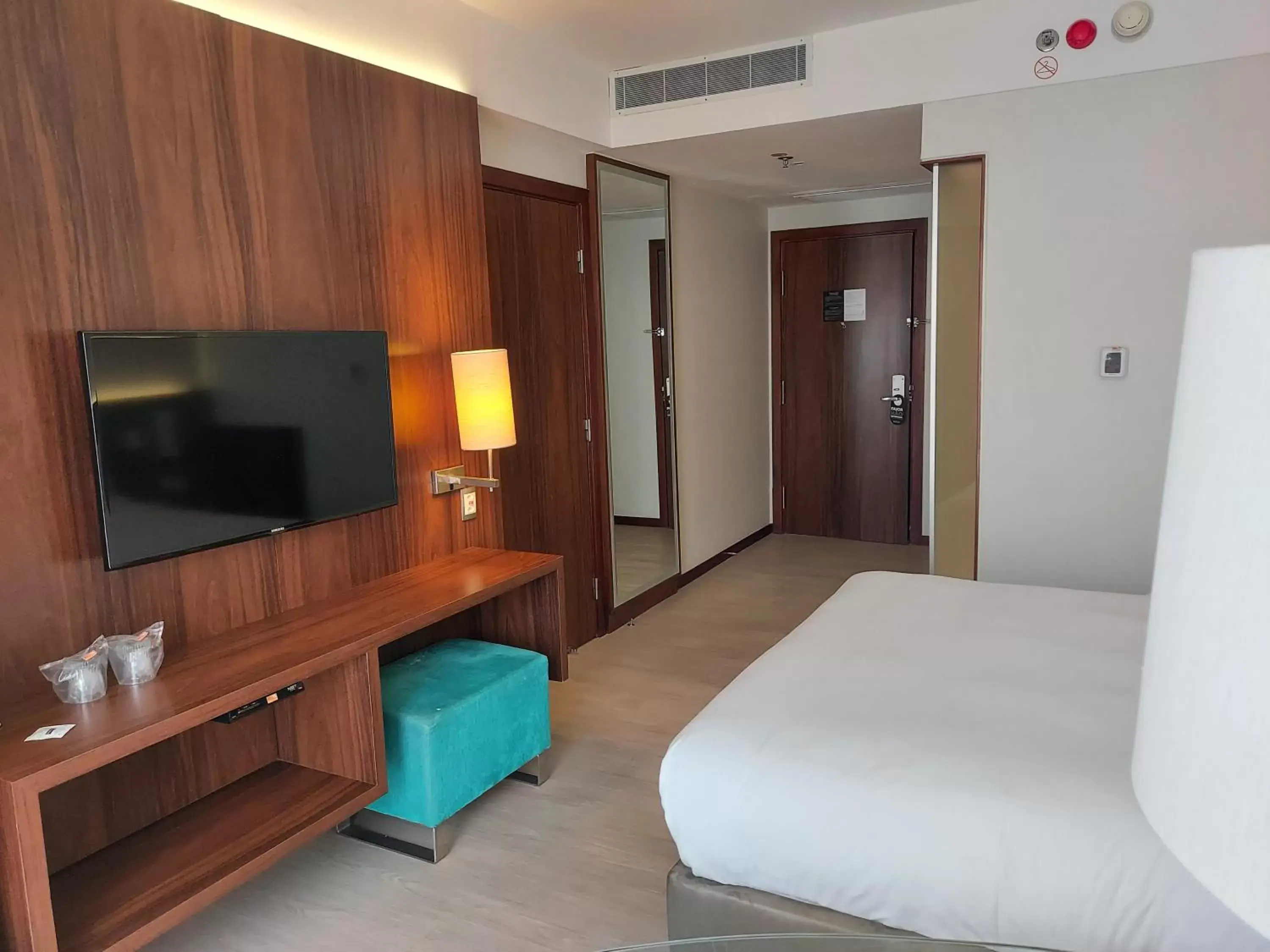 Bedroom, TV/Entertainment Center in Bugan Recife Boa Viagem Hotel - by Atlantica